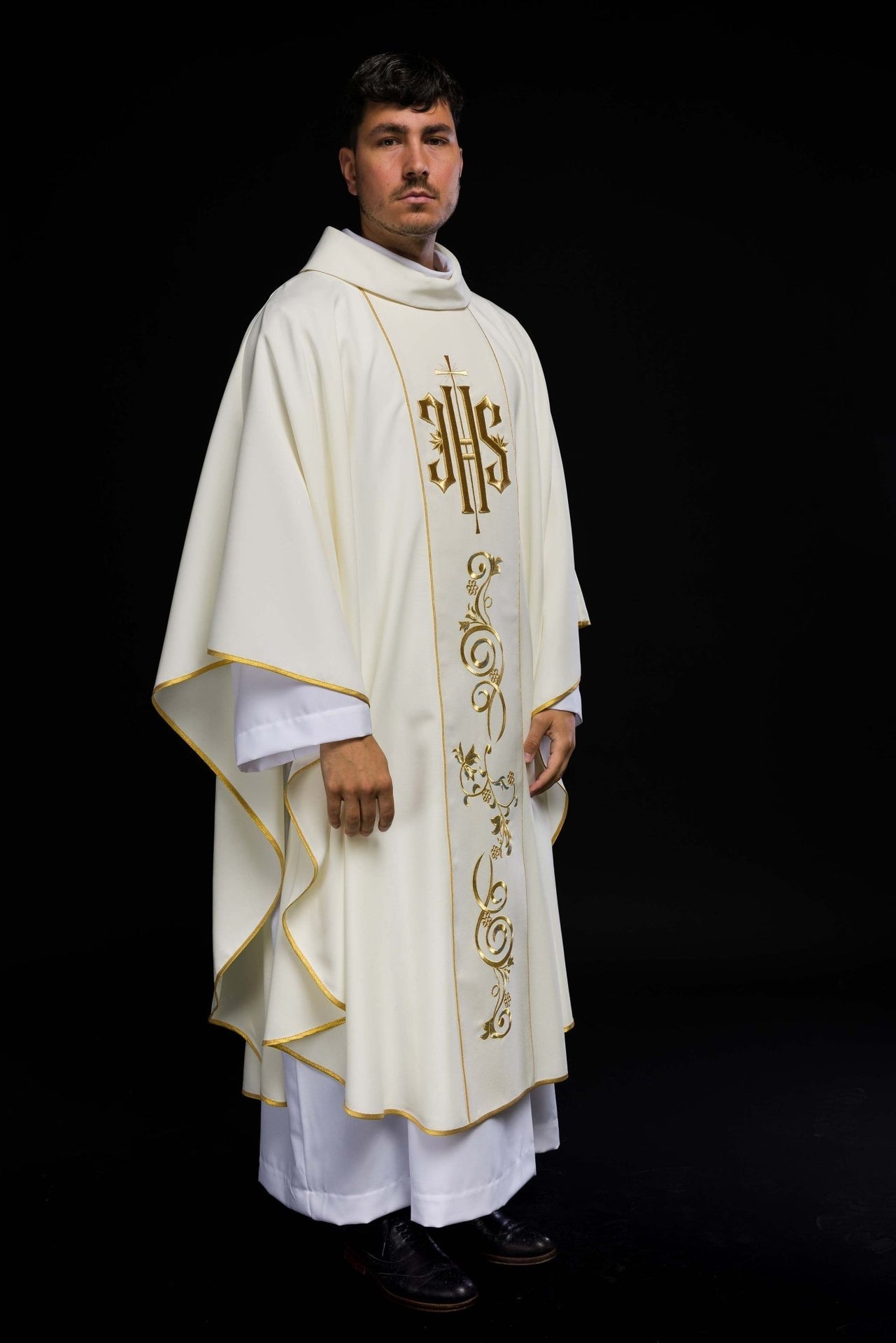Zdobiony Ornat IHS w kolorze ecru - SZATYLITURGICZNE.PL
