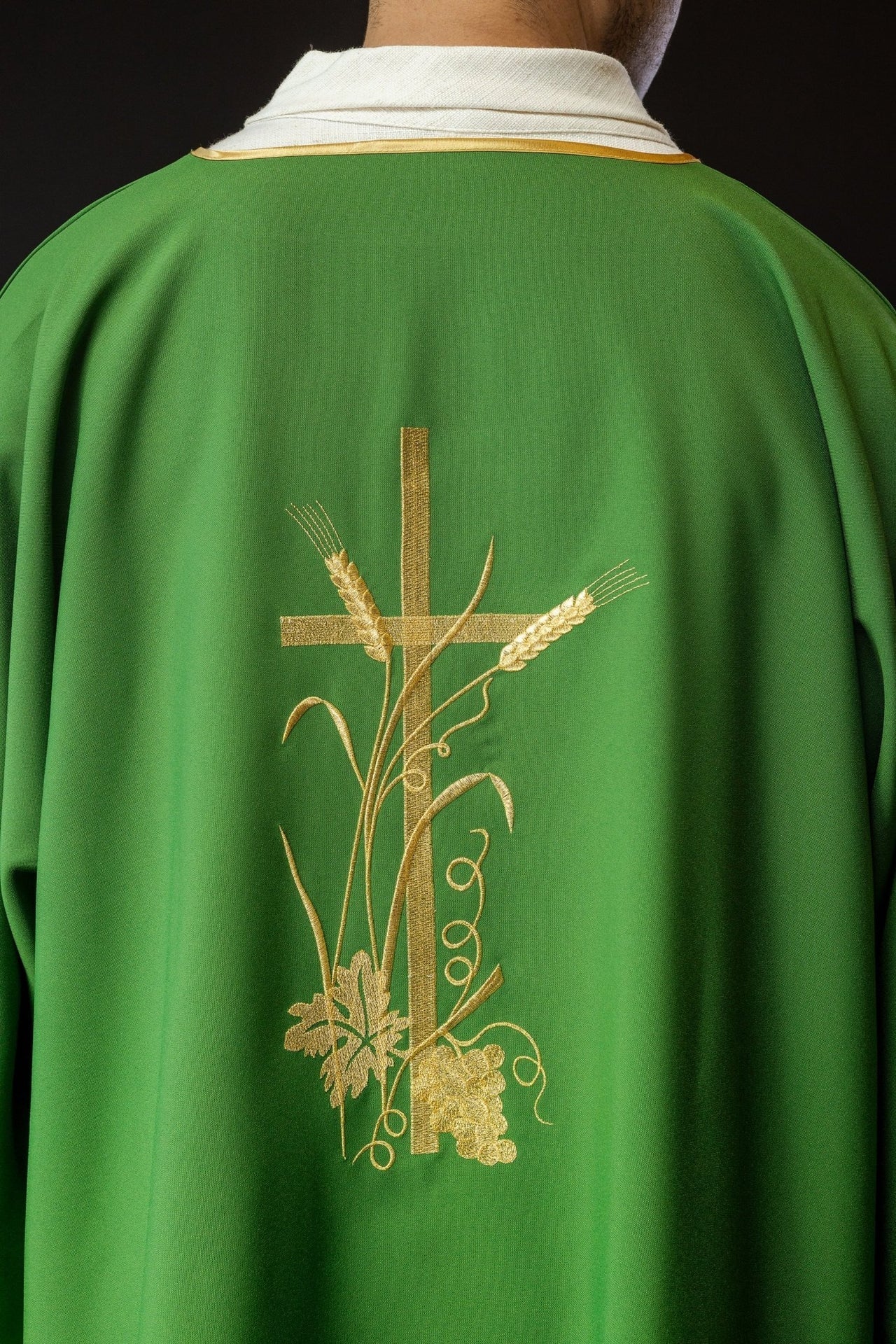Zielona Dalmatyka Liturgiczna z Haftem Krzyża Pax - Złota Lamówka - SZATYLITURGICZNE.PL