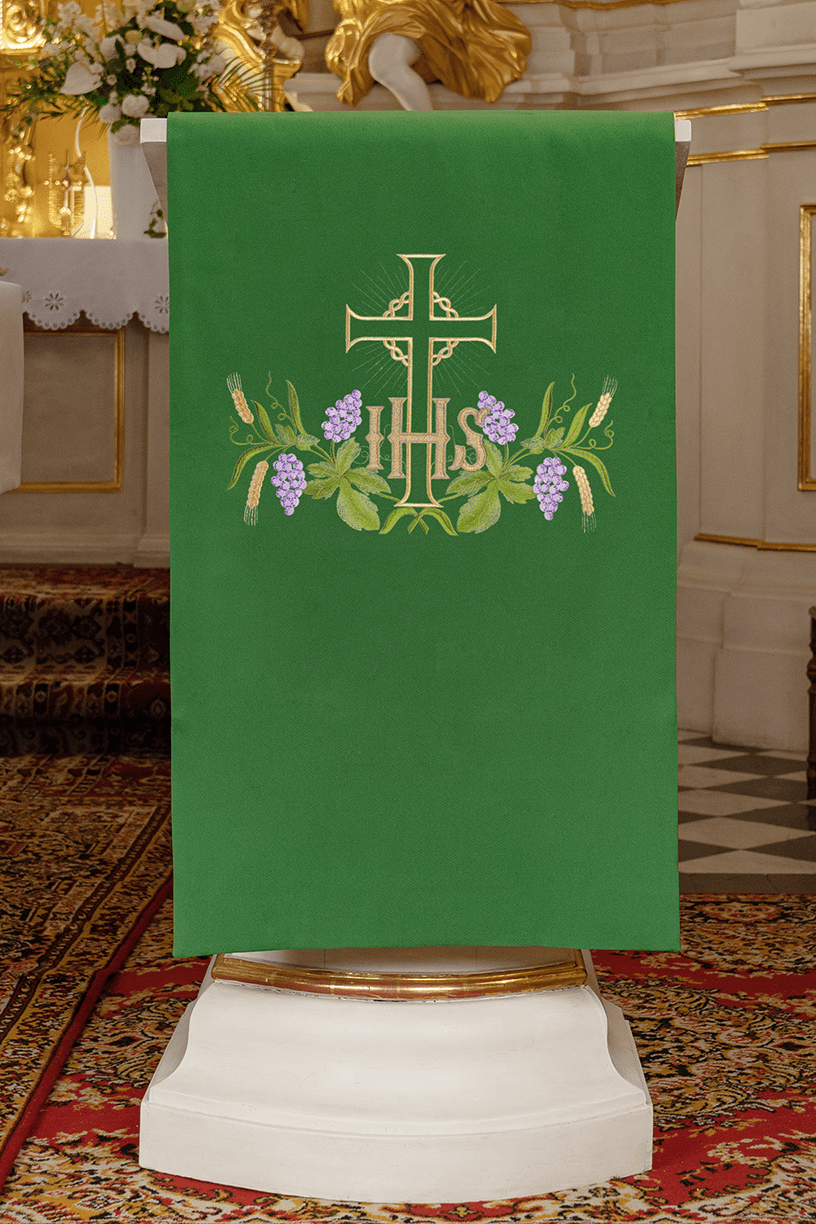 Zielona Serweta na Lektorium IHS Krzyż - Haft Komputerowy - SZATYLITURGICZNE.PL