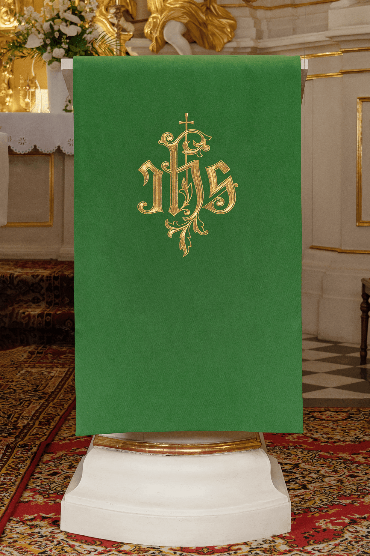 Zielona Serweta na Lektorium z Haftem IHS - Szaty Liturgiczne - SZATYLITURGICZNE.PL