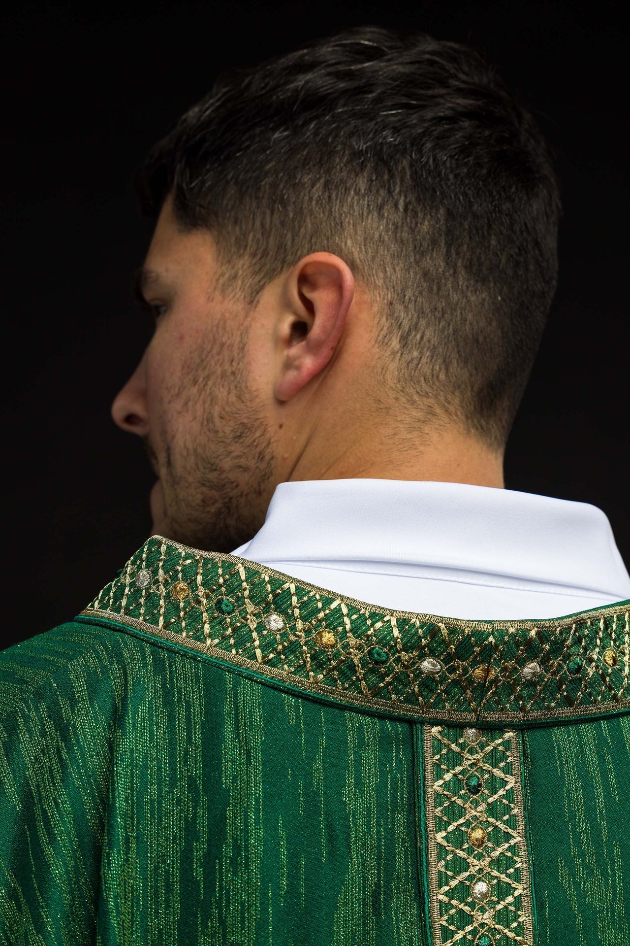 Zielony Ornat Liturgiczny Haftowany - Pas i Kołnierz z Kamieniami - SZATYLITURGICZNE.PL