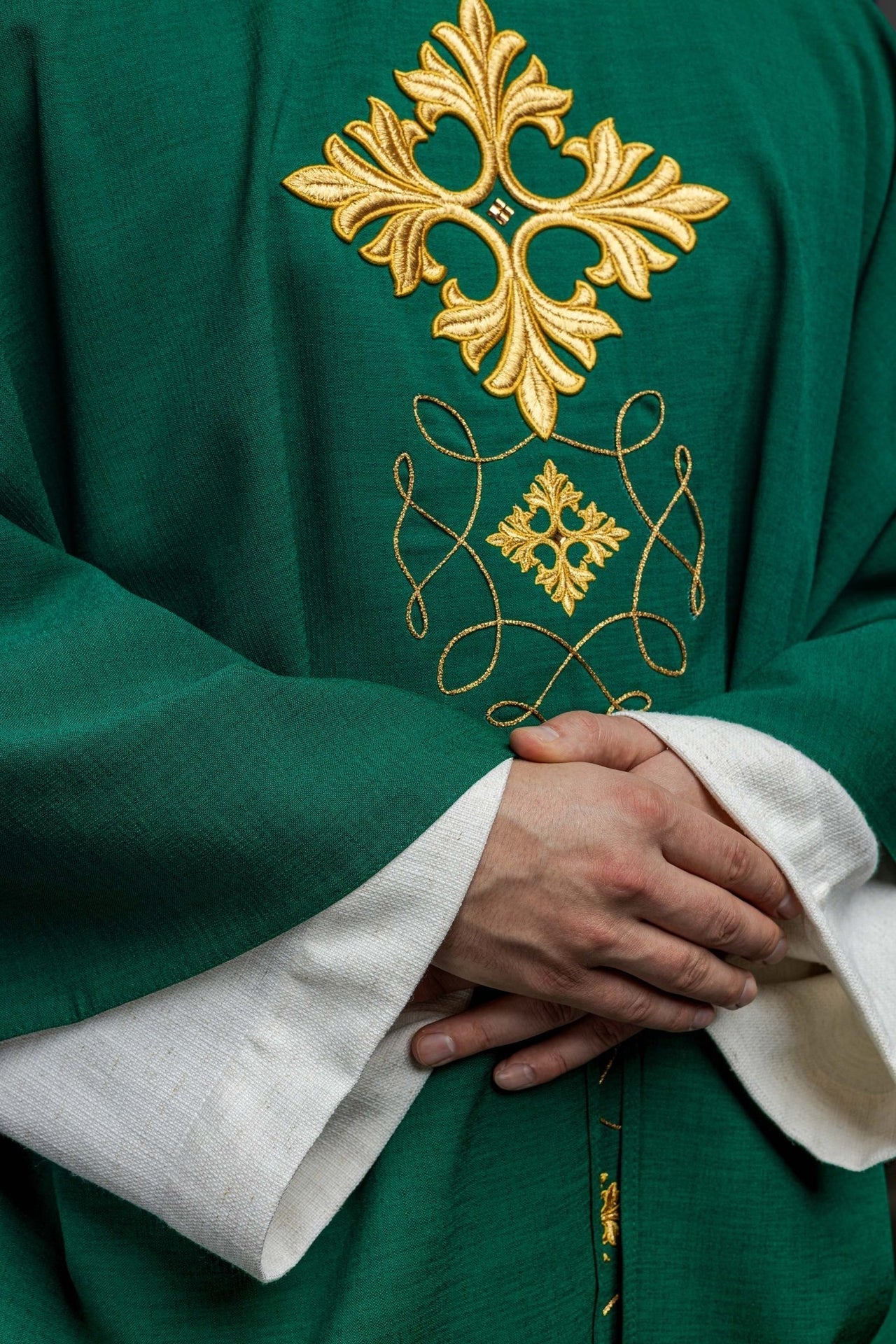 Zielony Ornat Liturgiczny Haftowany Sznurkiem i Kamieniami - Polski Produkt - SZATYLITURGICZNE.PL