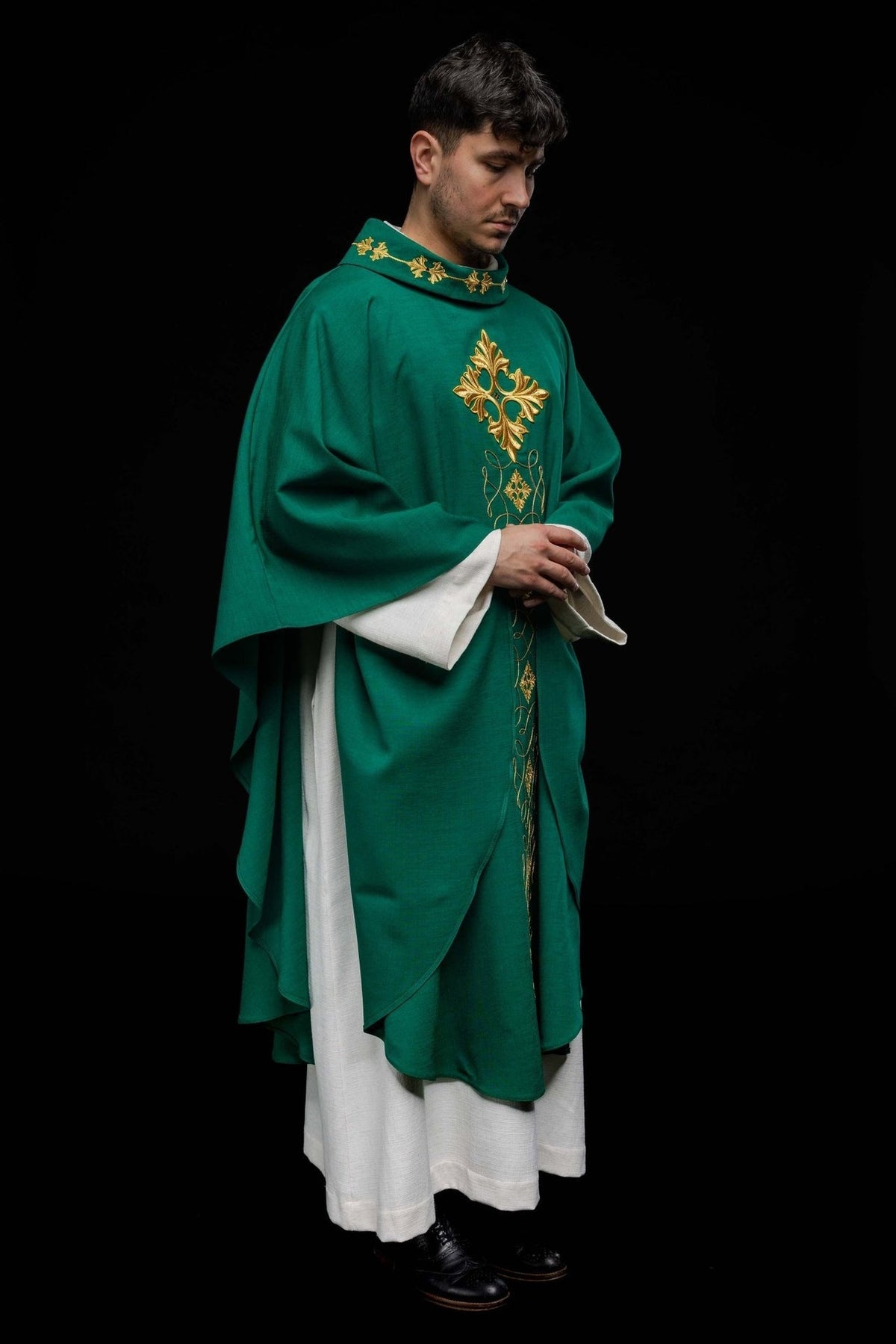 Zielony Ornat Liturgiczny Haftowany Sznurkiem i Kamieniami - Polski Produkt - SZATYLITURGICZNE.PL