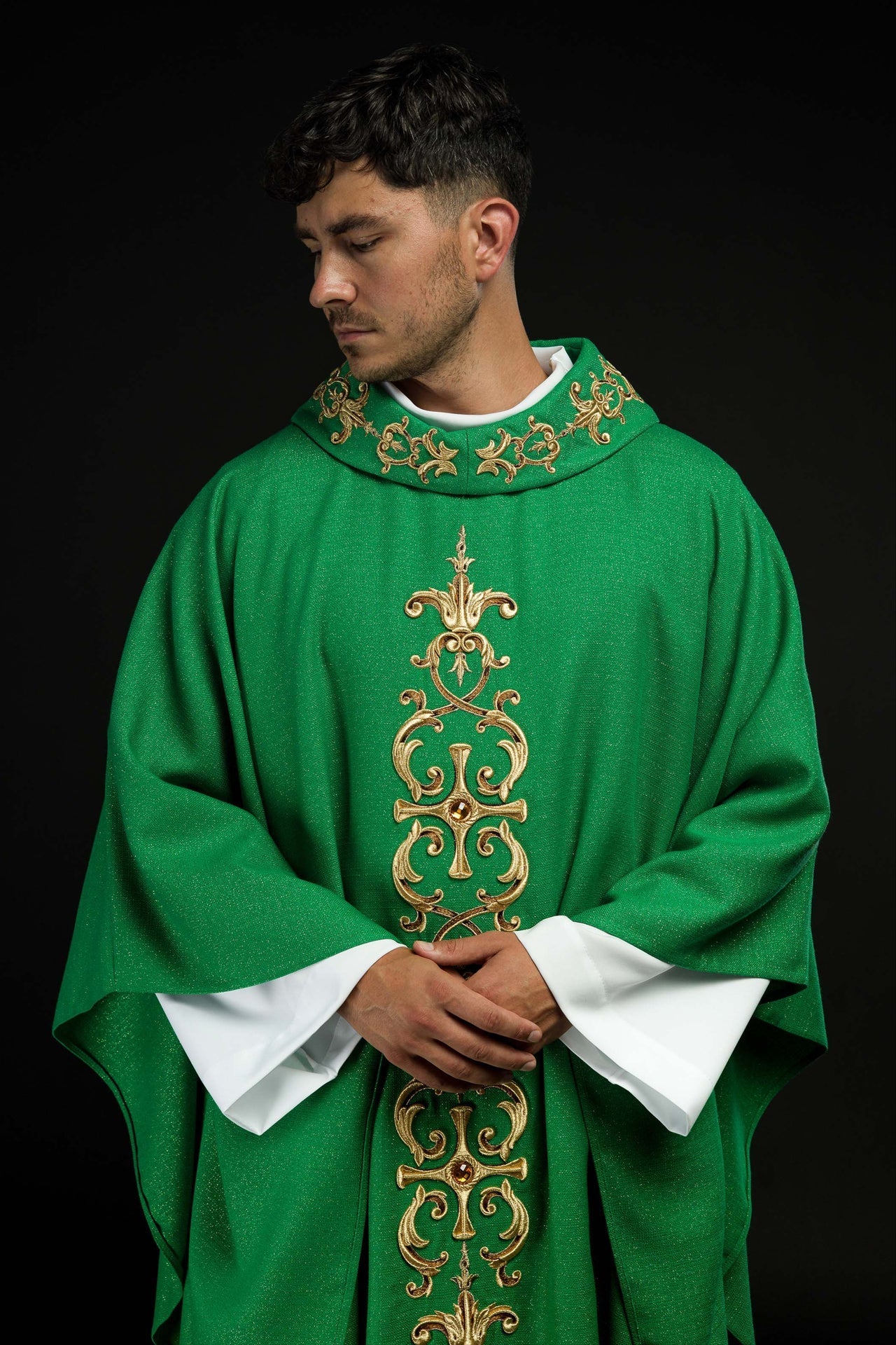 Zielony Ornat Liturgiczny Haftowany Złotą Nicią - Polski Produkt - SZATYLITURGICZNE.PL