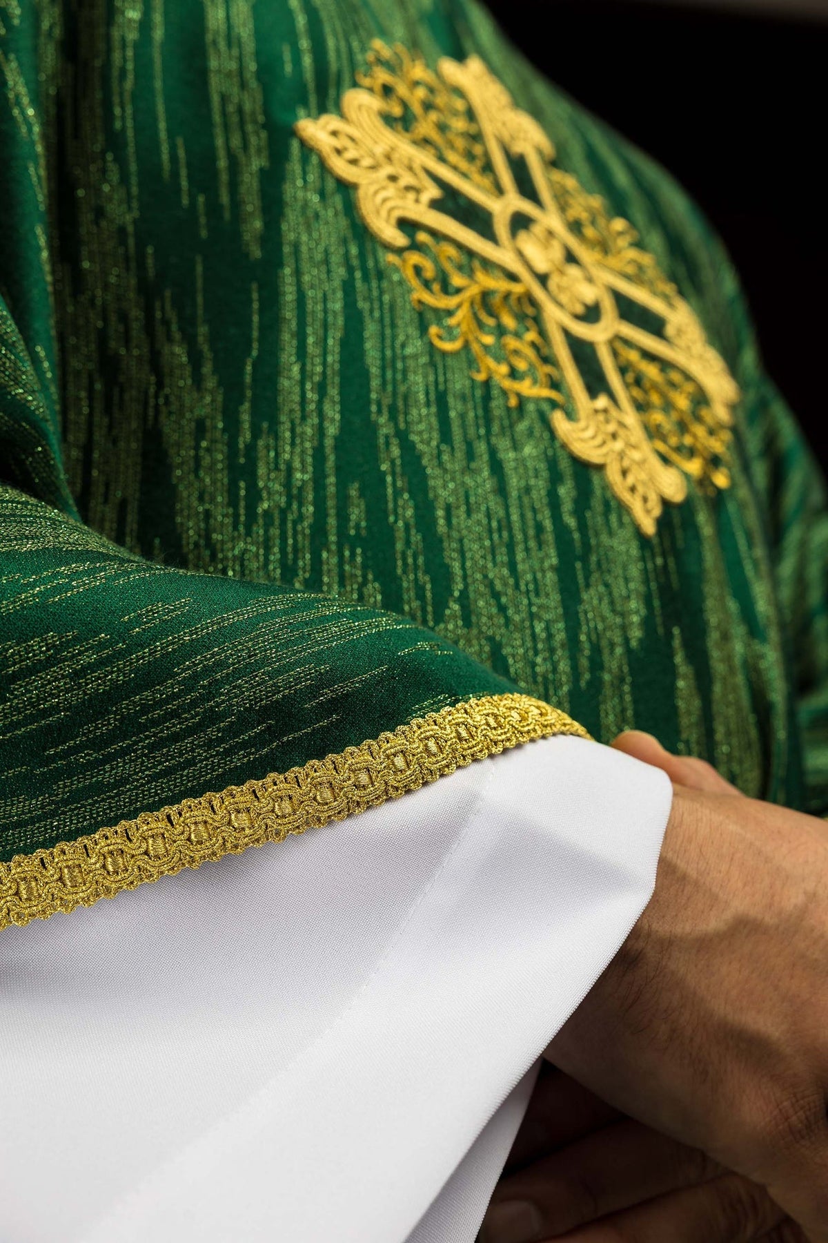 Zielony Ornat Liturgiczny z Haftowanym Krzyżem - Elegancka Tkanina - SZATYLITURGICZNE.PL