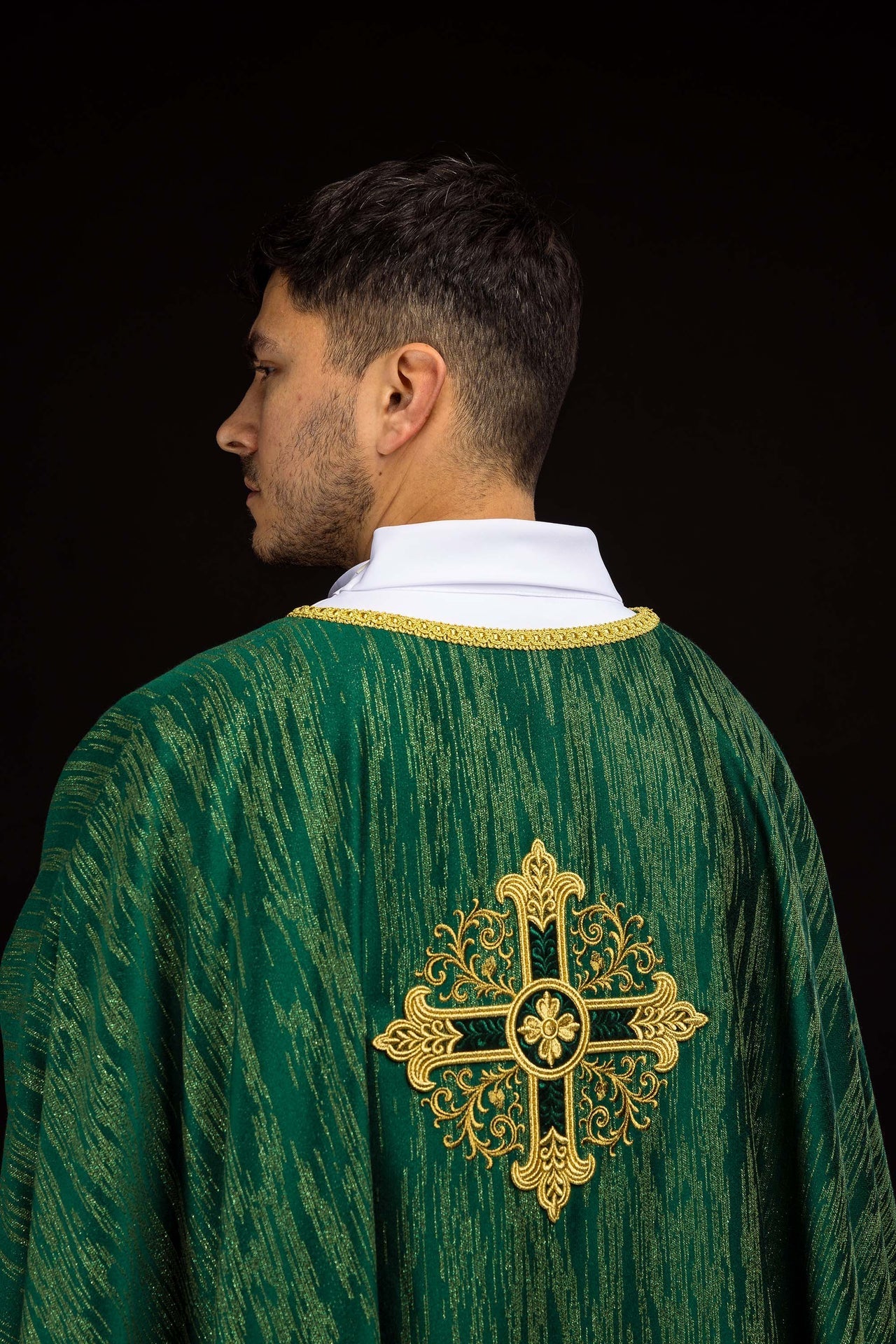 Zielony Ornat Liturgiczny z Haftowanym Krzyżem - Elegancka Tkanina - SZATYLITURGICZNE.PL