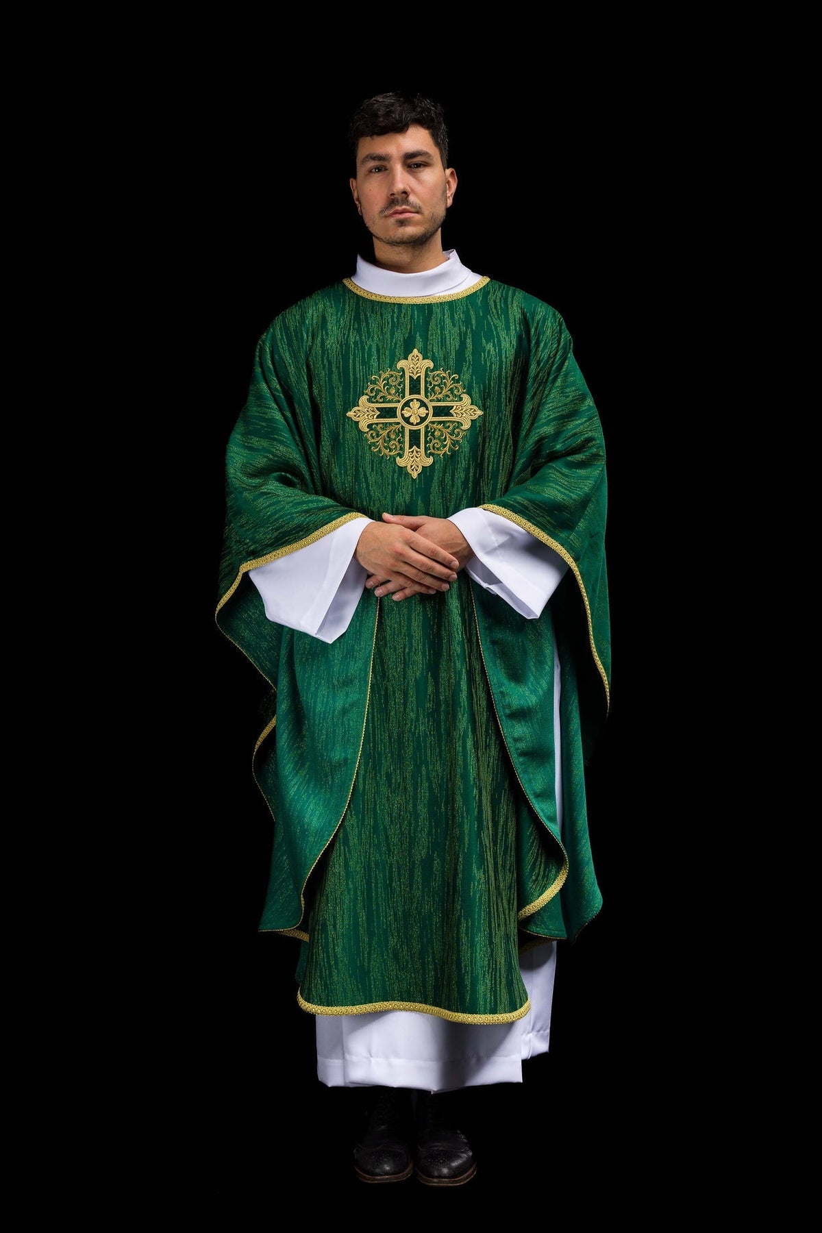 Zielony Ornat Liturgiczny z Haftowanym Krzyżem - Elegancka Tkanina - SZATYLITURGICZNE.PL