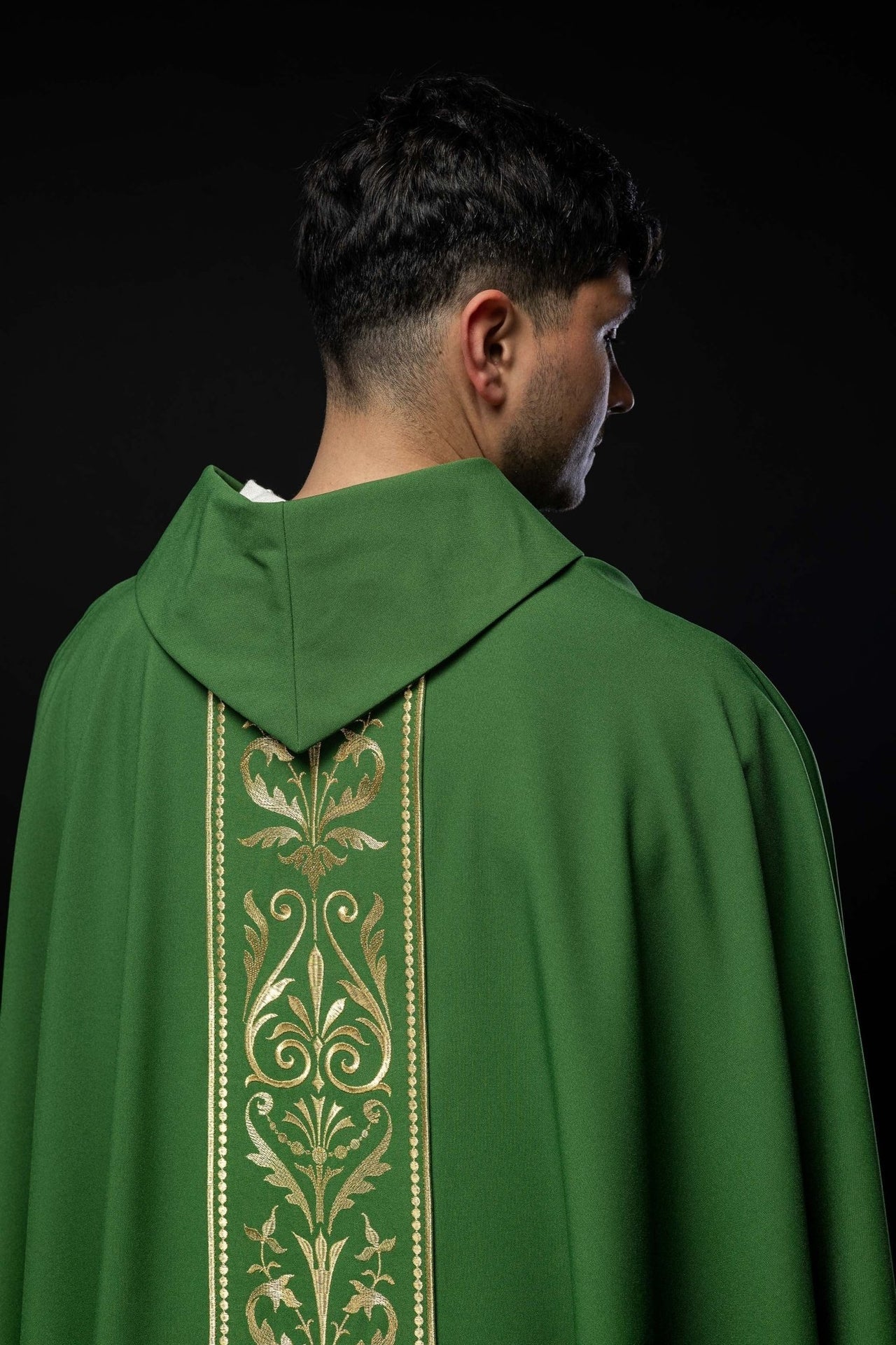 Zielony Ornat Liturgiczny z Haftowanym Złotym Pasem i Stułą - SZATYLITURGICZNE.PL