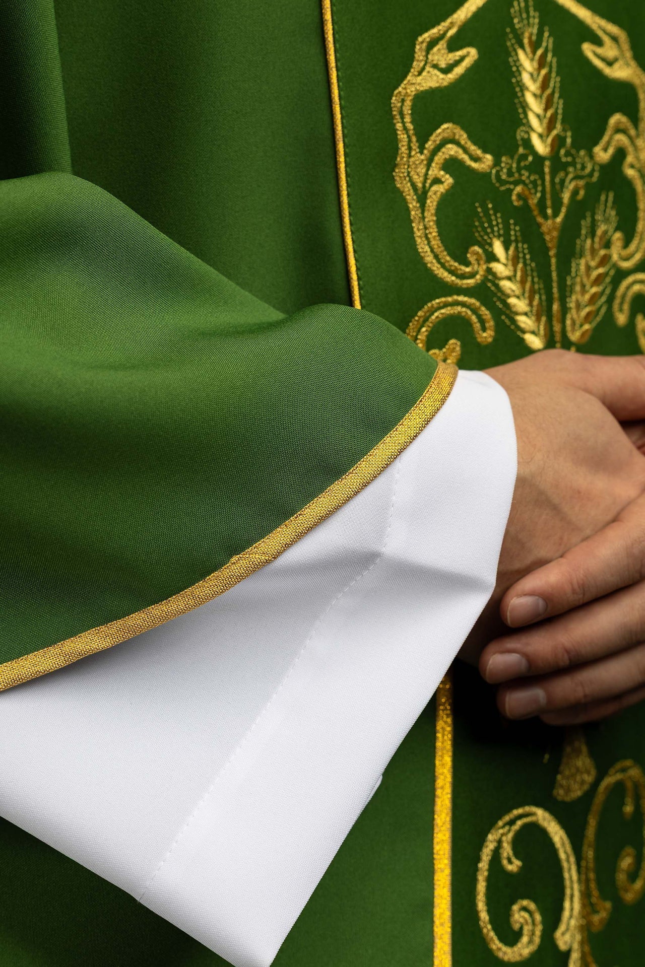 Zielony ornat liturgiczny zdobiony haftowanym pasem - SZATYLITURGICZNE.PL