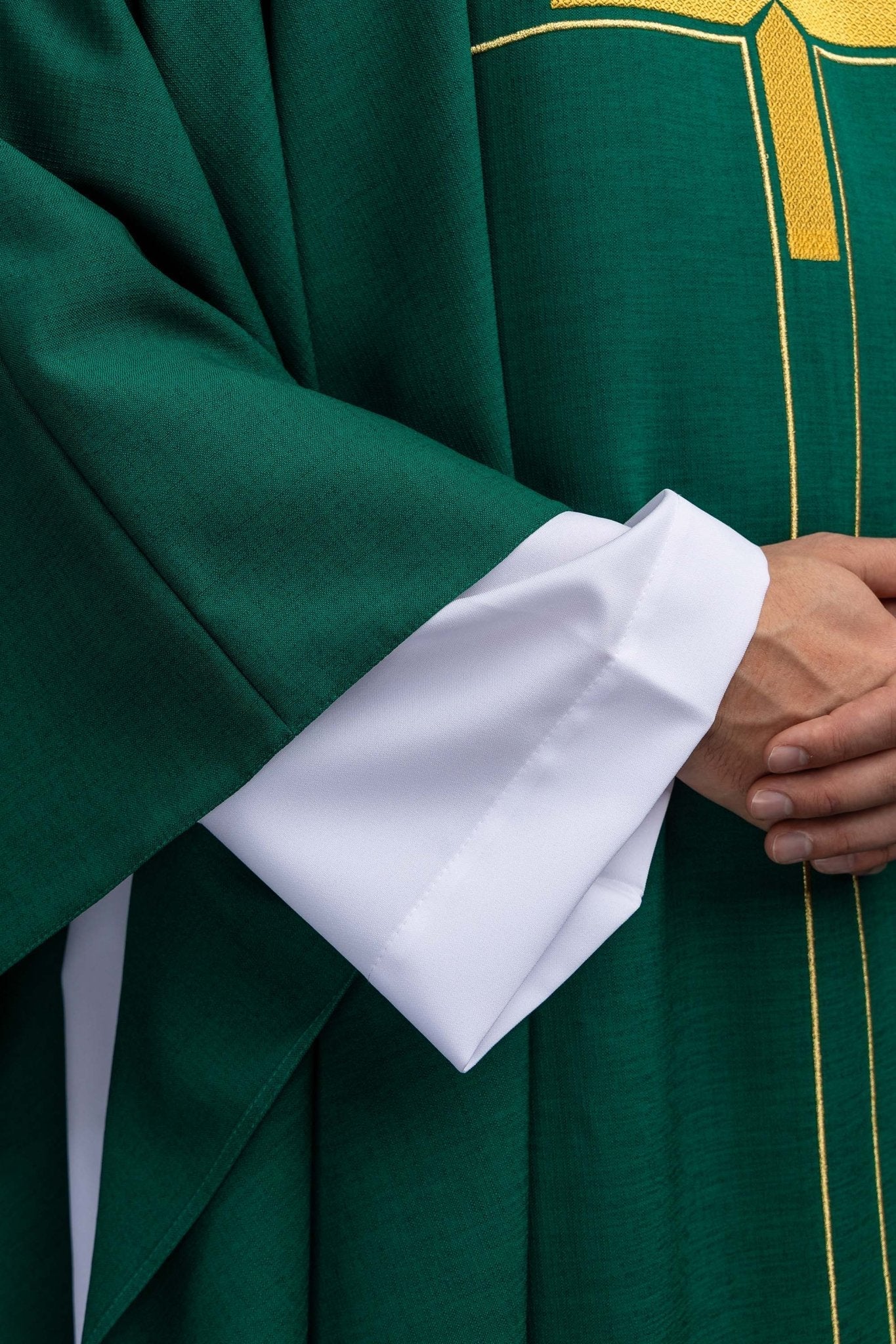 Zielony ornat z haftowanym motywem krzyża - SZATYLITURGICZNE.PL