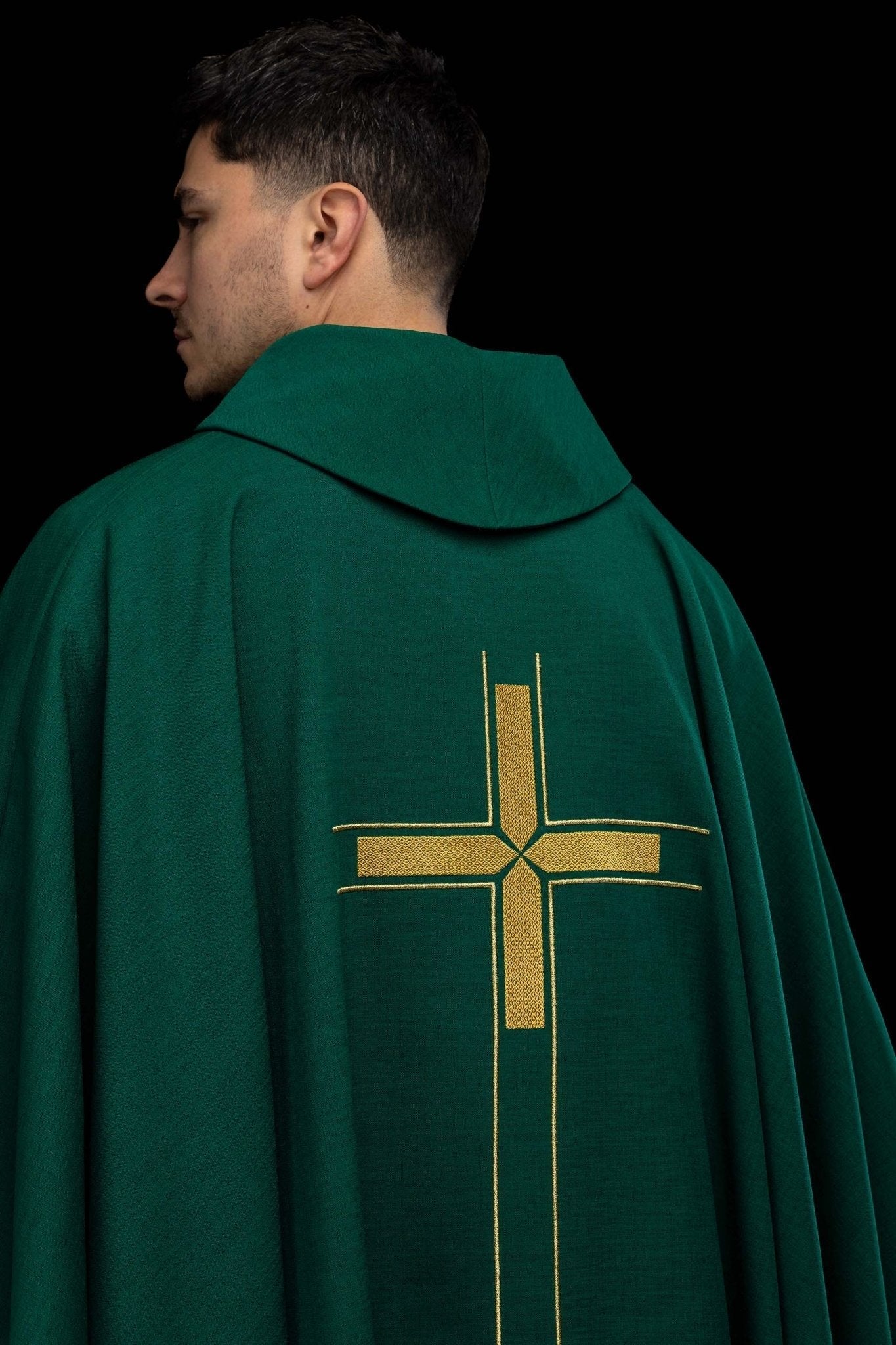 Zielony ornat z haftowanym motywem krzyża - SZATYLITURGICZNE.PL
