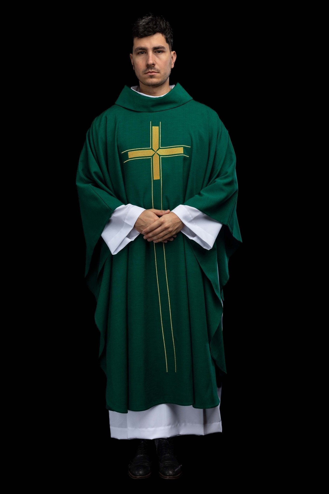 Zielony ornat z haftowanym motywem krzyża - SZATYLITURGICZNE.PL