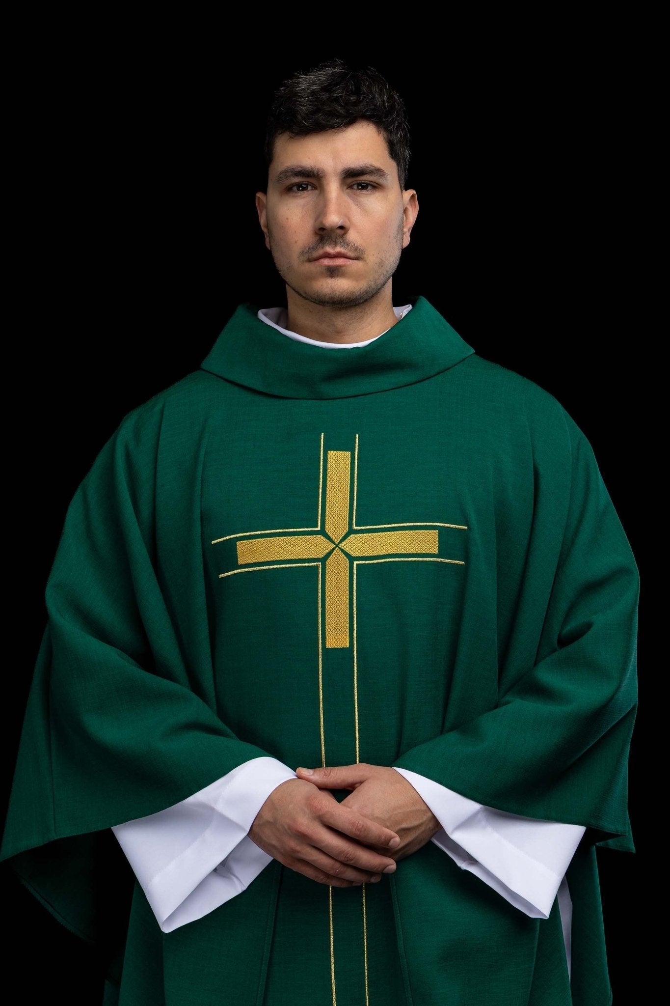 Zielony ornat z haftowanym motywem krzyża - SZATYLITURGICZNE.PL
