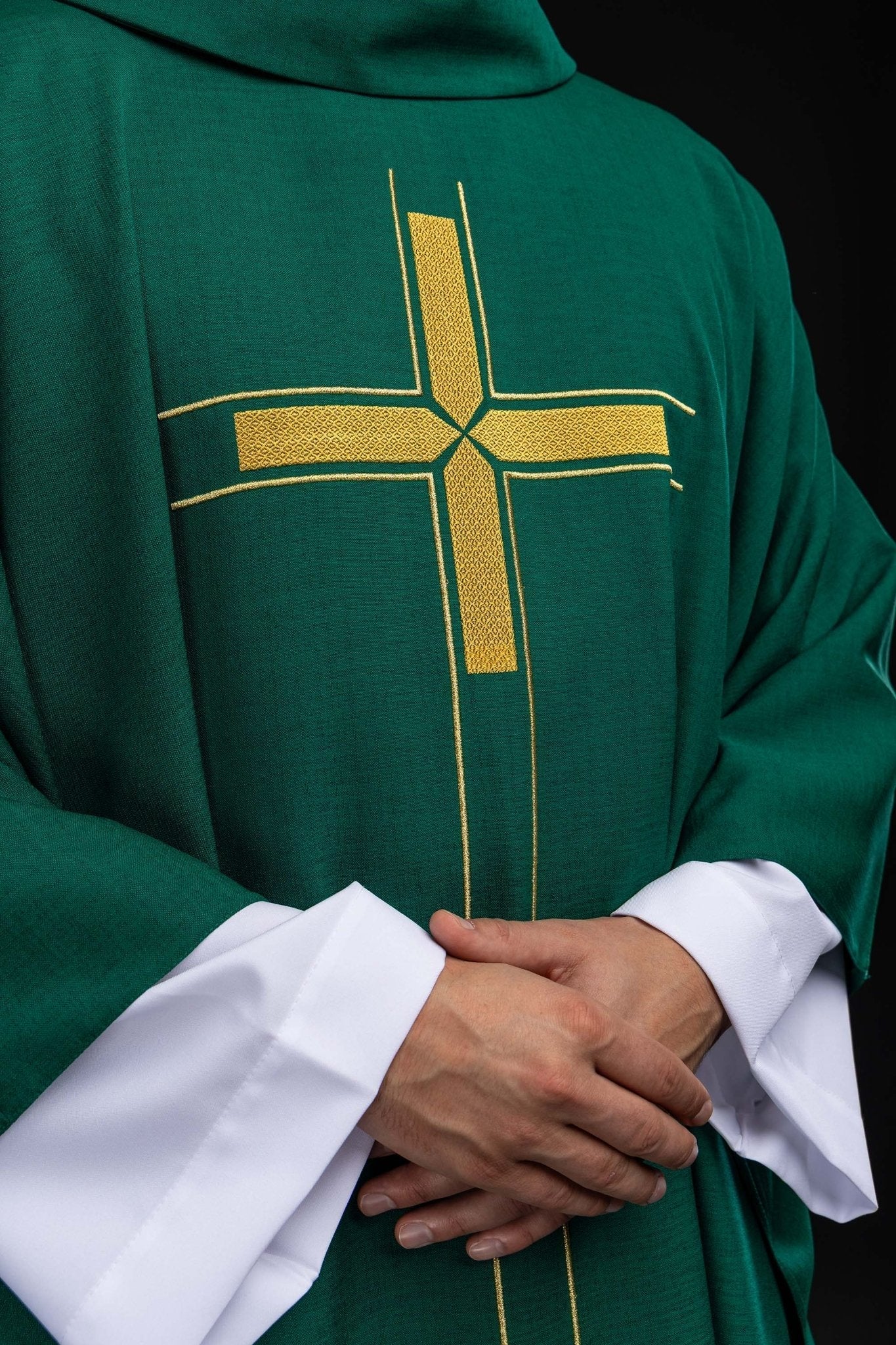 Zielony ornat z haftowanym motywem krzyża - SZATYLITURGICZNE.PL