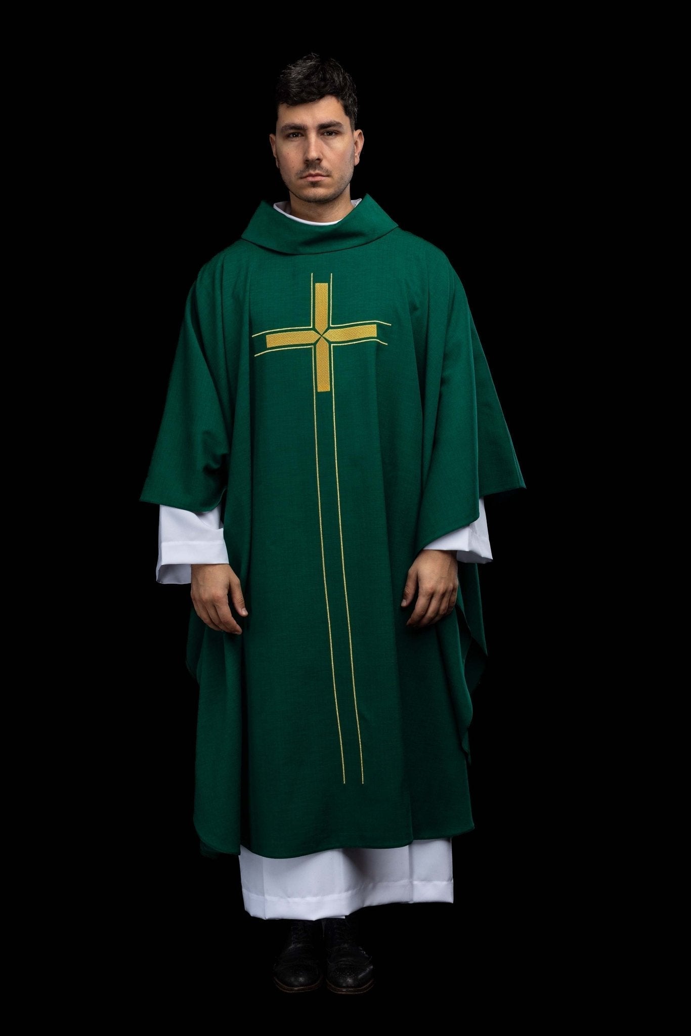 Zielony ornat z haftowanym motywem krzyża - SZATYLITURGICZNE.PL