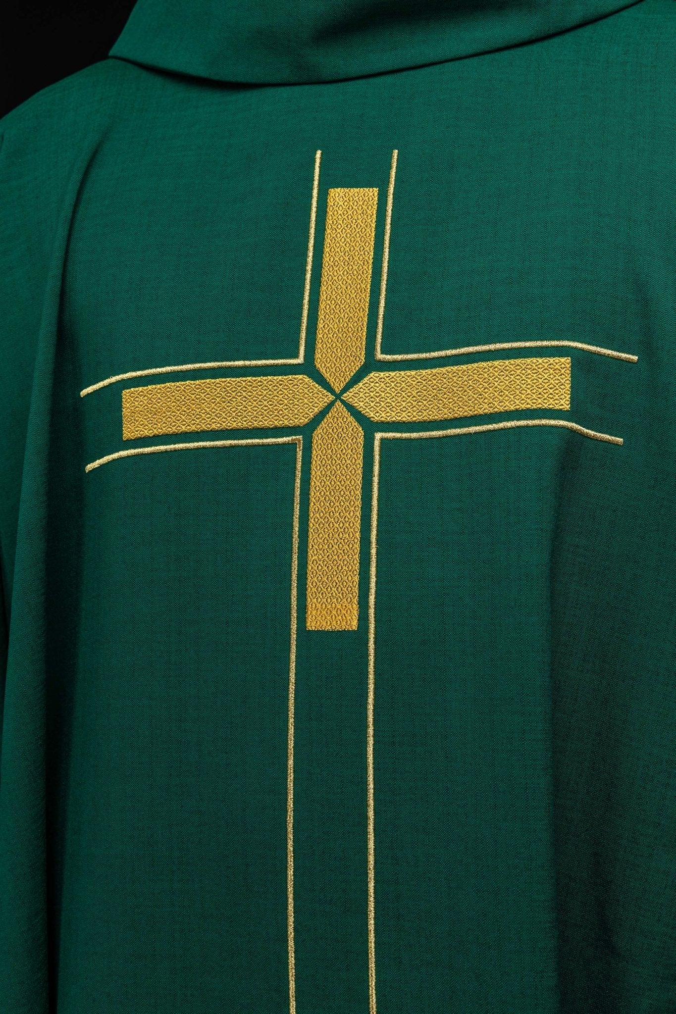 Zielony ornat z haftowanym motywem krzyża - SZATYLITURGICZNE.PL