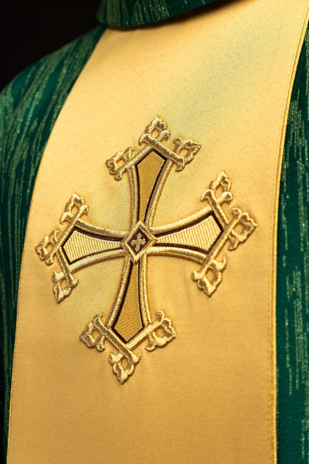 Zielony ornat z haftowanym motywem krzyża z pasem na ozdobnej tkaninie - SZATYLITURGICZNE.PL