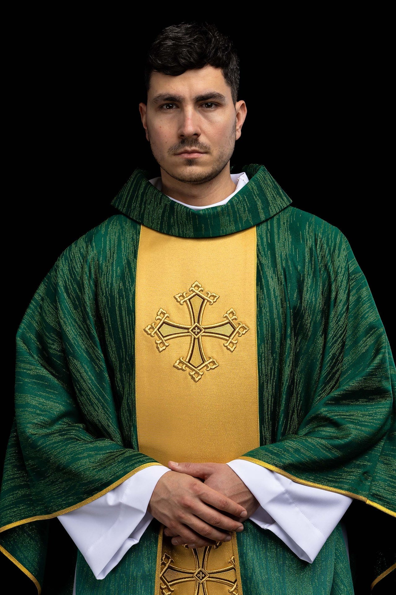 Zielony ornat z haftowanym motywem krzyża z pasem na ozdobnej tkaninie - SZATYLITURGICZNE.PL