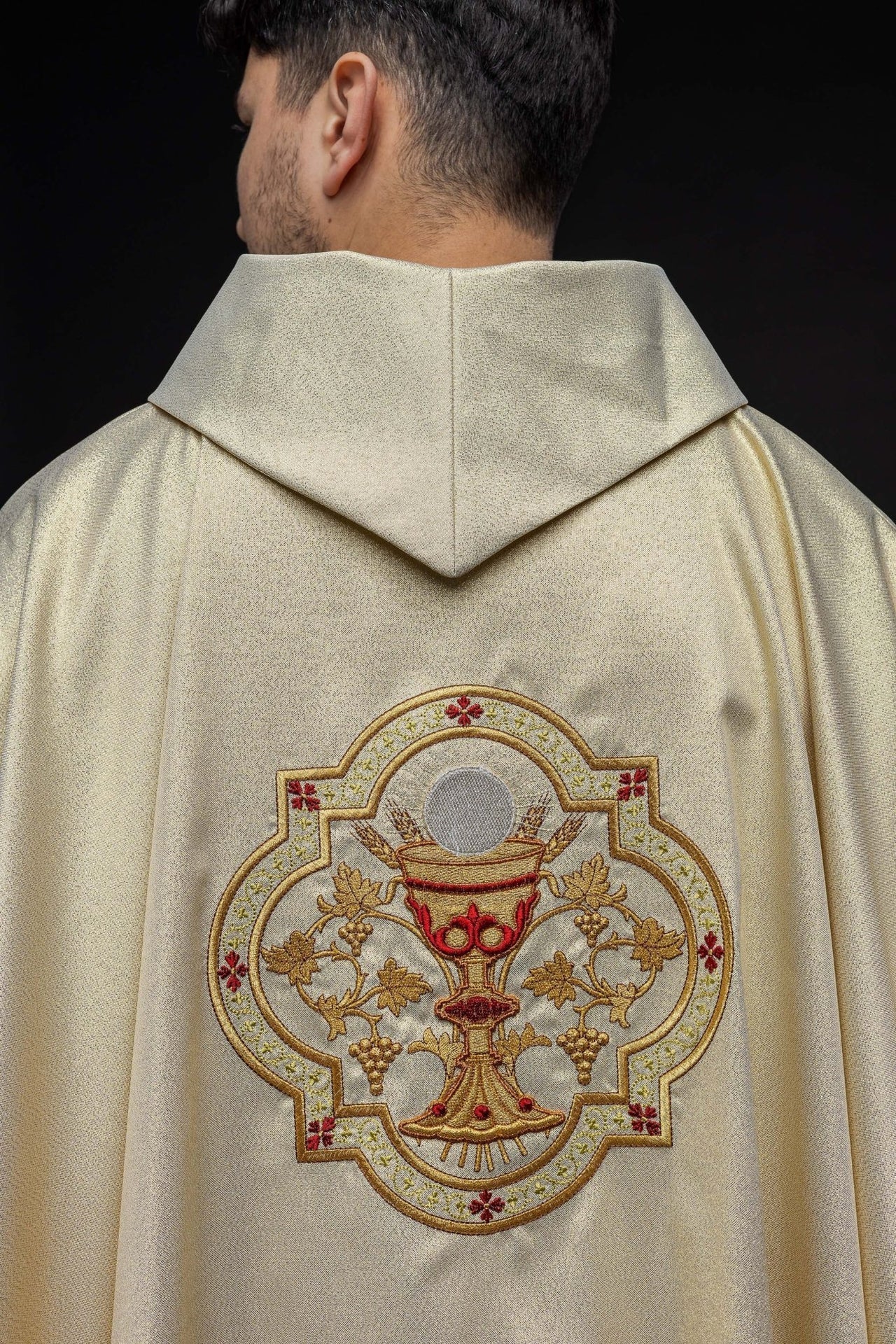 Złoty Ornat Haftowany Serce Jezusa i Kielich - Ecru 135cm - SZATYLITURGICZNE.PL