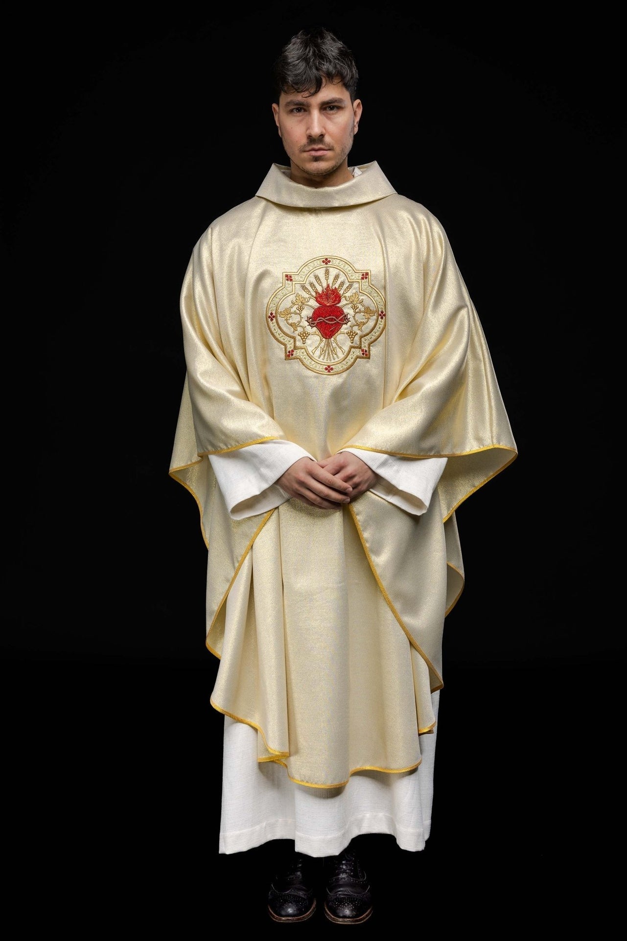 Złoty Ornat Haftowany Serce Jezusa i Kielich - Ecru 135cm - SZATYLITURGICZNE.PL