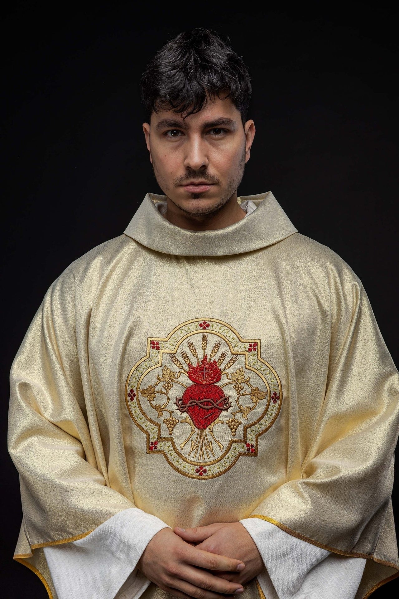 Złoty Ornat Haftowany Serce Jezusa i Kielich - Ecru 135cm - SZATYLITURGICZNE.PL