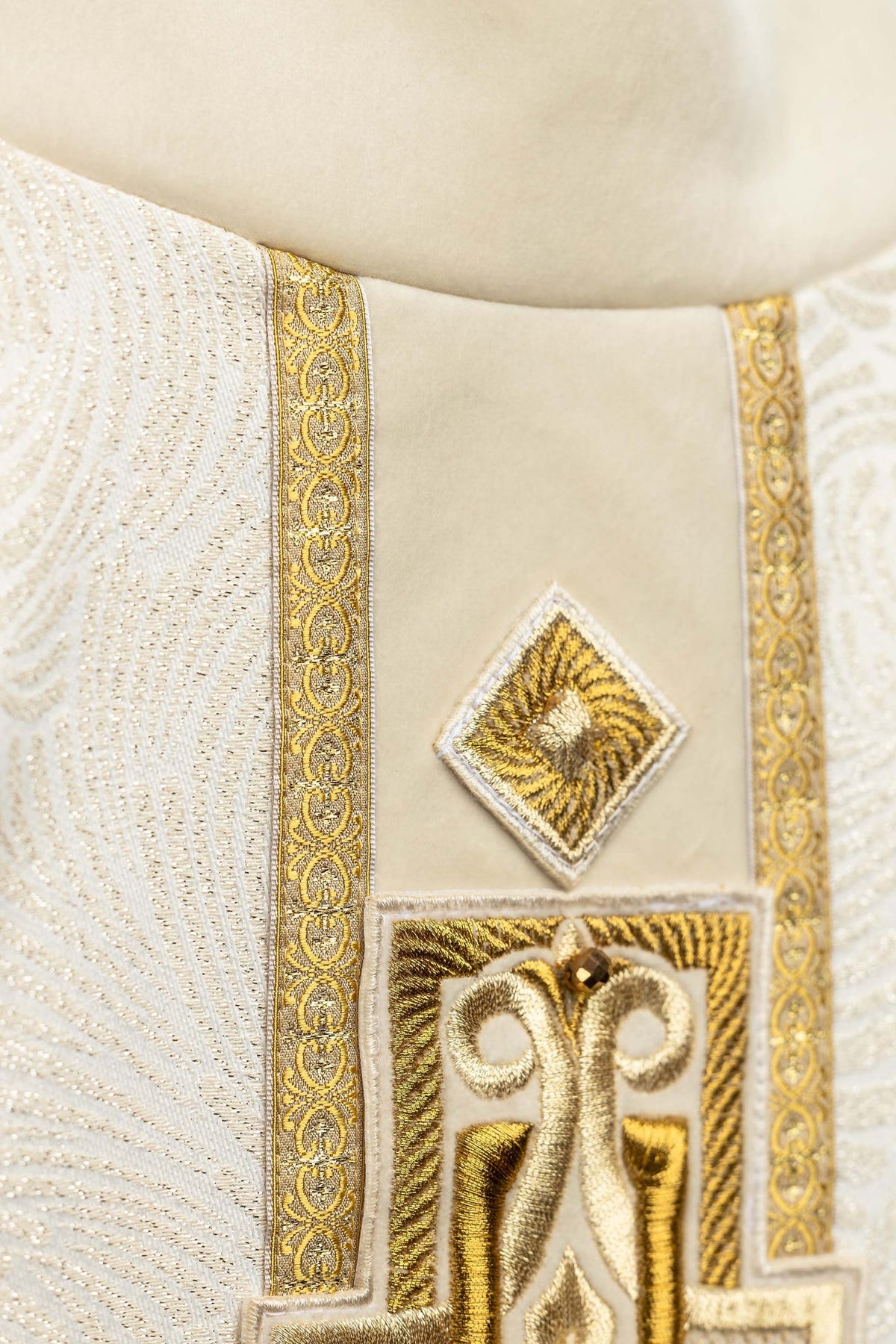 Ręcznie wykonany ornat z naturalnymi kamieniami Handmade 7012