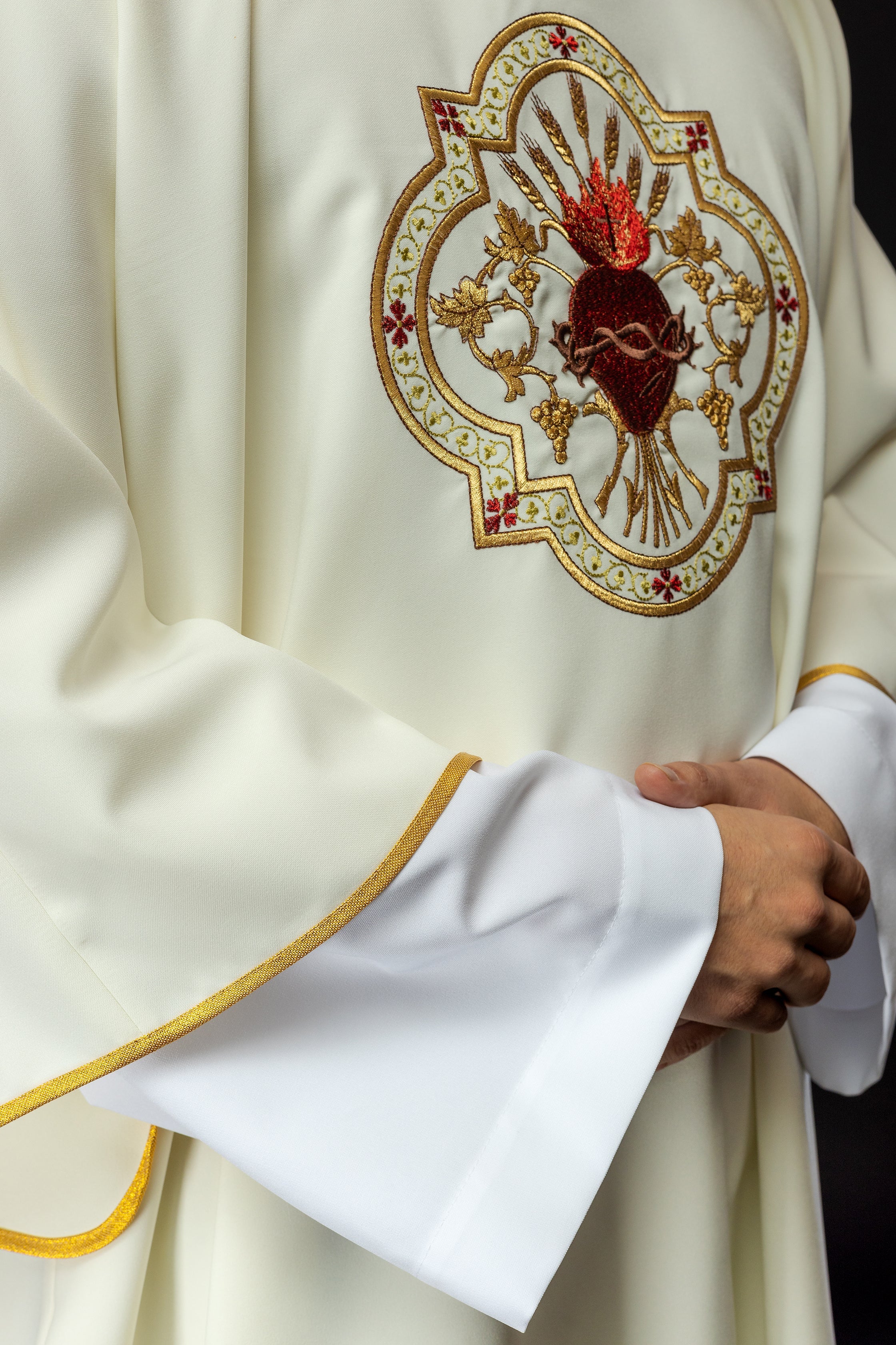 Dalmatyka liturgiczna ecru z haftem Serca Pana Jezusa i kielicha eucharystycznego