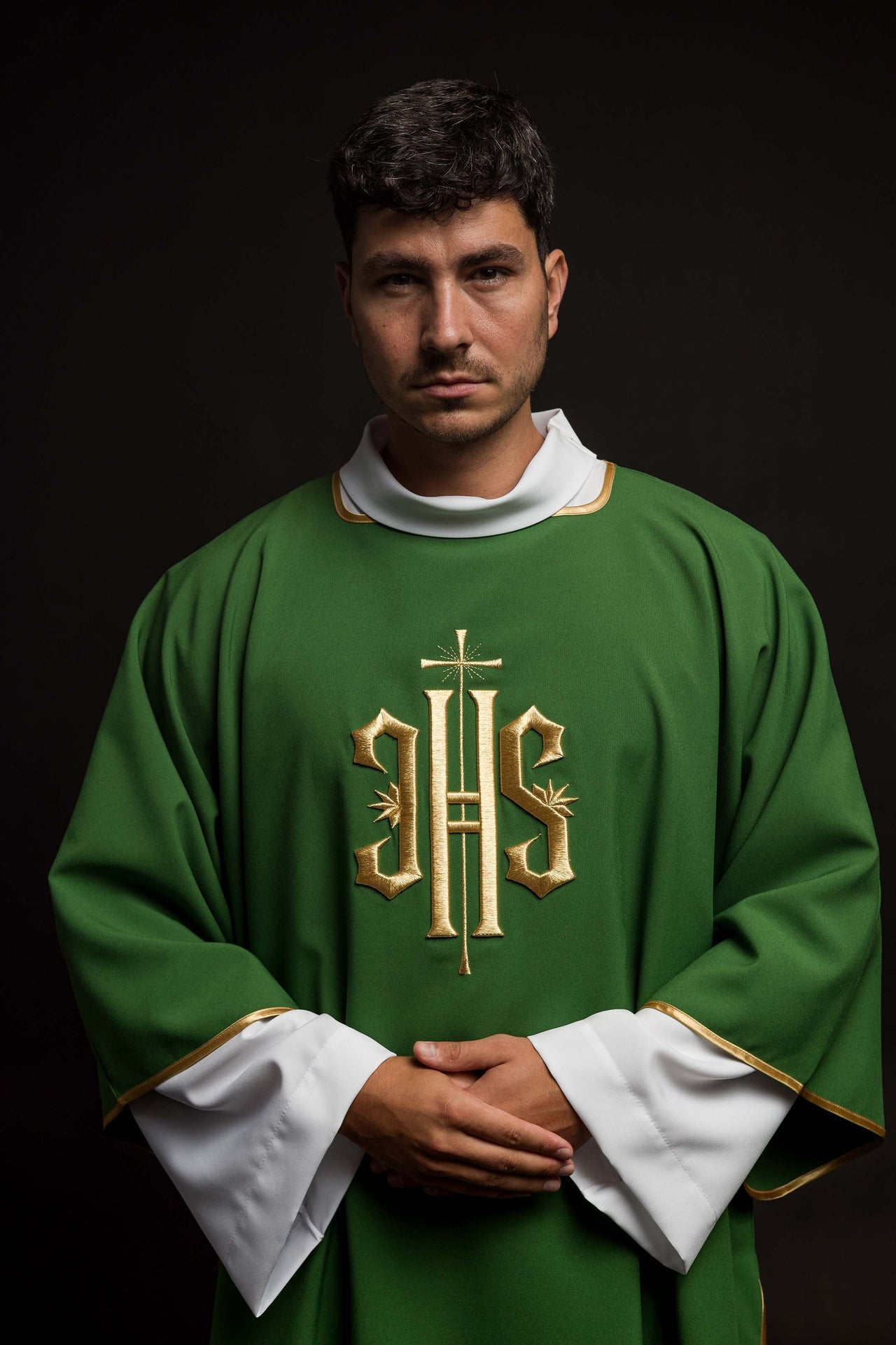 Zielona Dalmatyka z haftowanym złotym IHS - ORNATY.PL