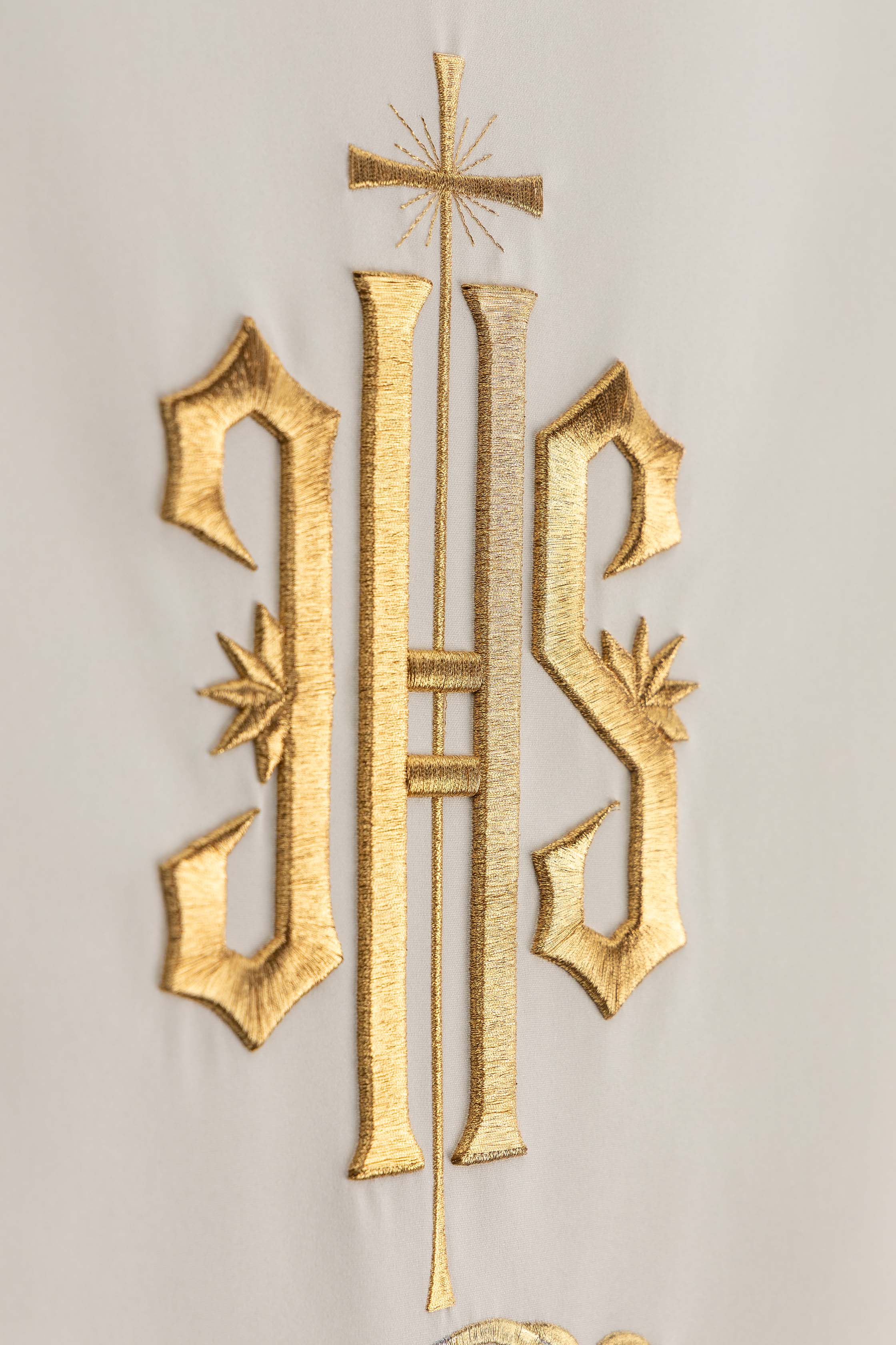 Serweta Liturgiczna Ecru IHS Haftowana na Lektorium