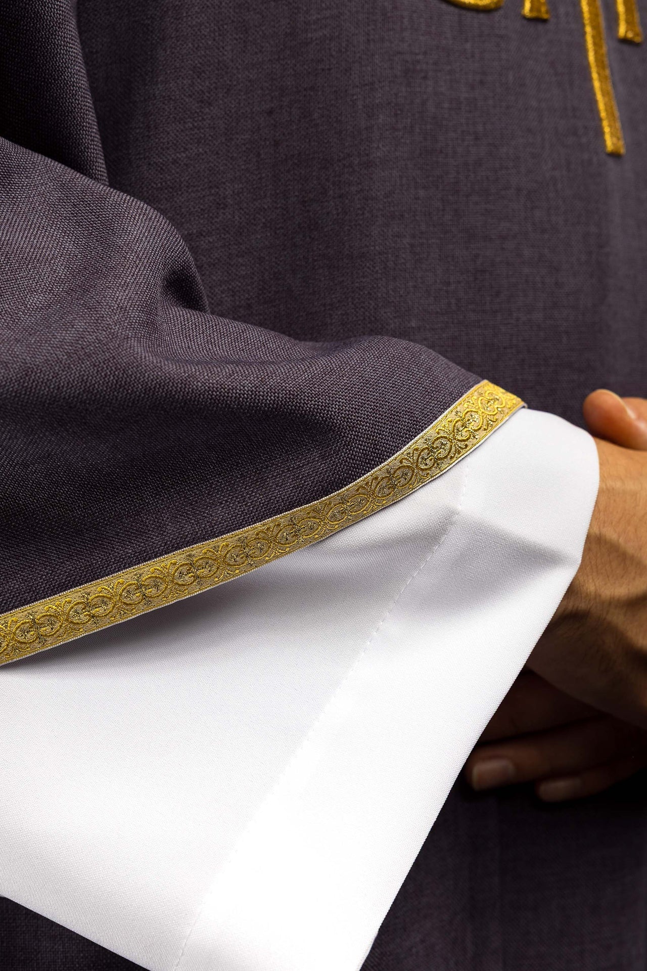 Fioletowy ornat liturgiczny z złotym haftem IHS - ORNATY.PL