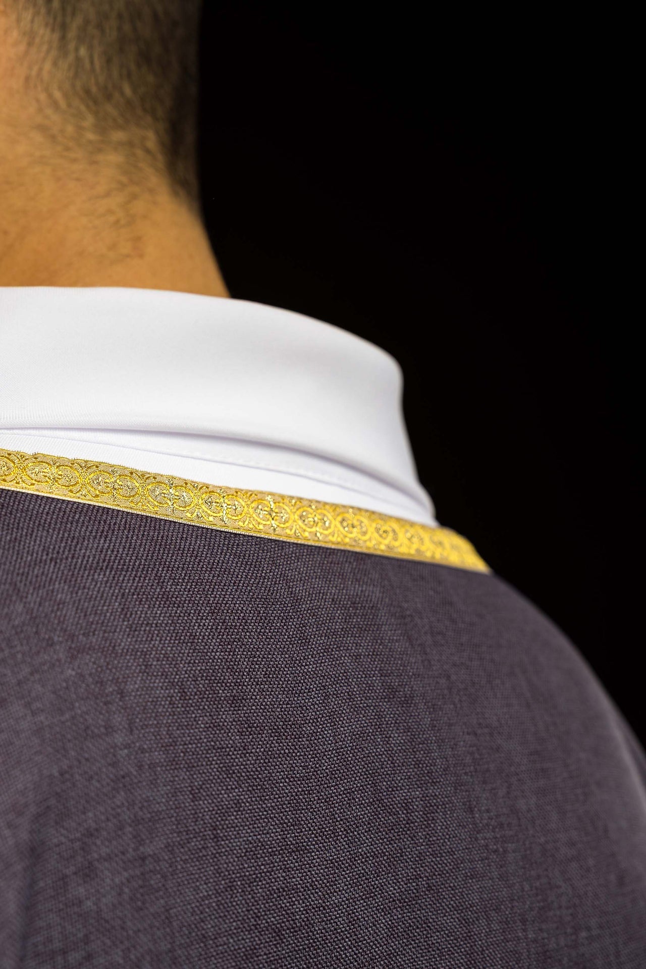 Fioletowy ornat liturgiczny z złotym haftem IHS - ORNATY.PL