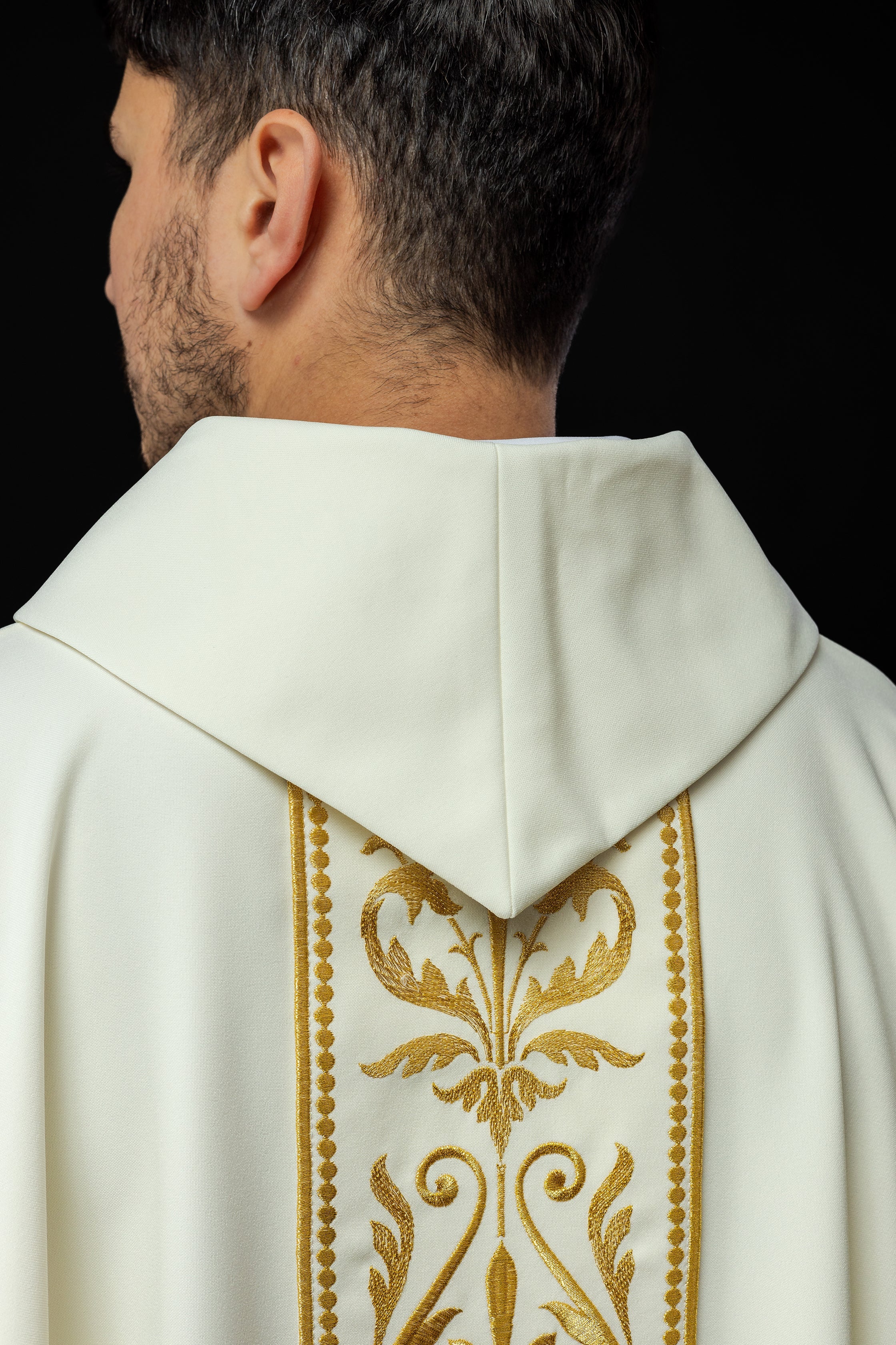 Ornat liturgiczny z haftowanym pasem w kolorze ecru - ORNATY.PL