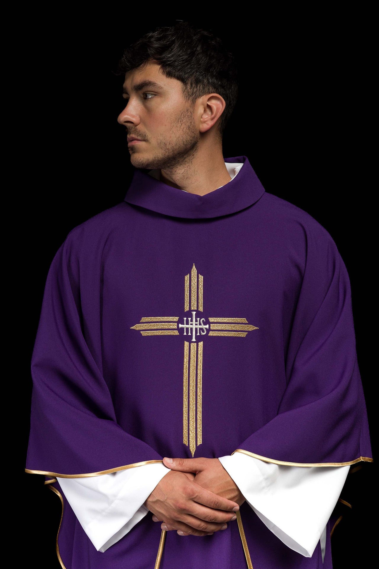 Fioletowy ornat haftowany z Krzyżem IHS - ORNATY.PL