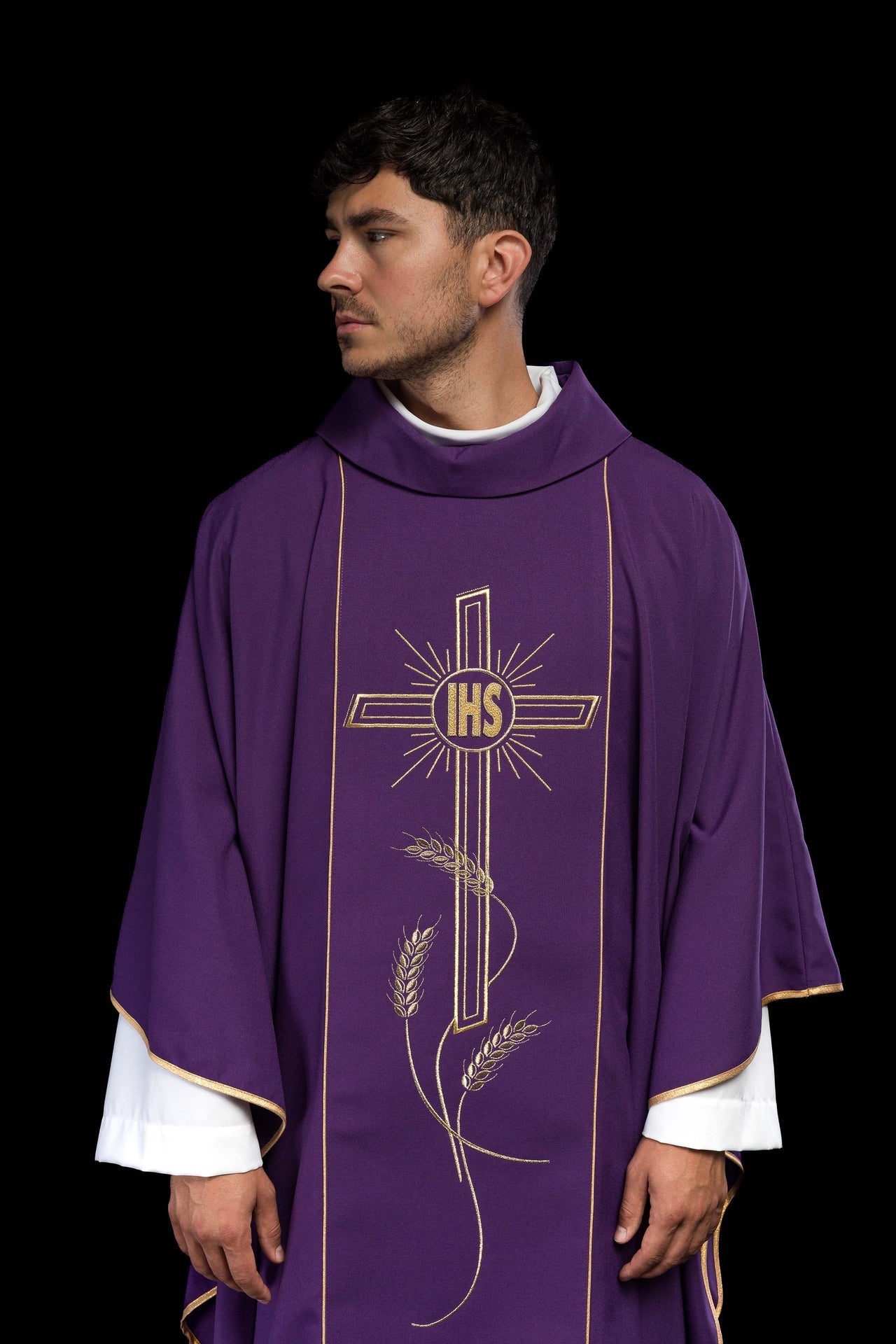 Fioletowy ornat z szerokim haftowanym złotym pasem Krzyż IHS - ORNATY.PL