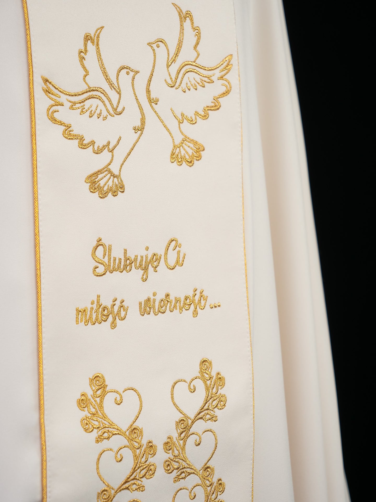 Ornat ślubny z haftem gołębi i obrączek ecru