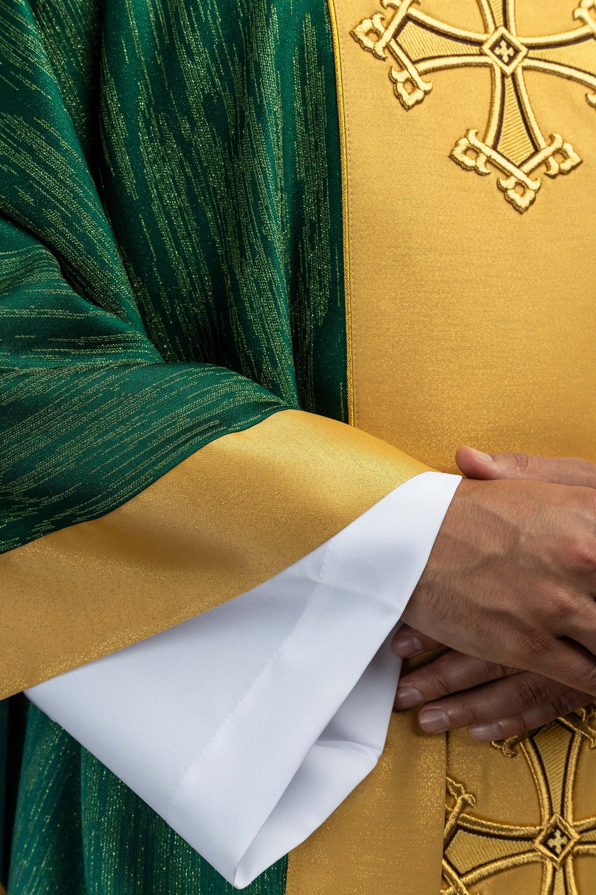 Zielony ornat z haftowanym motywem krzyża z pasem na ozdobnej tkaninie