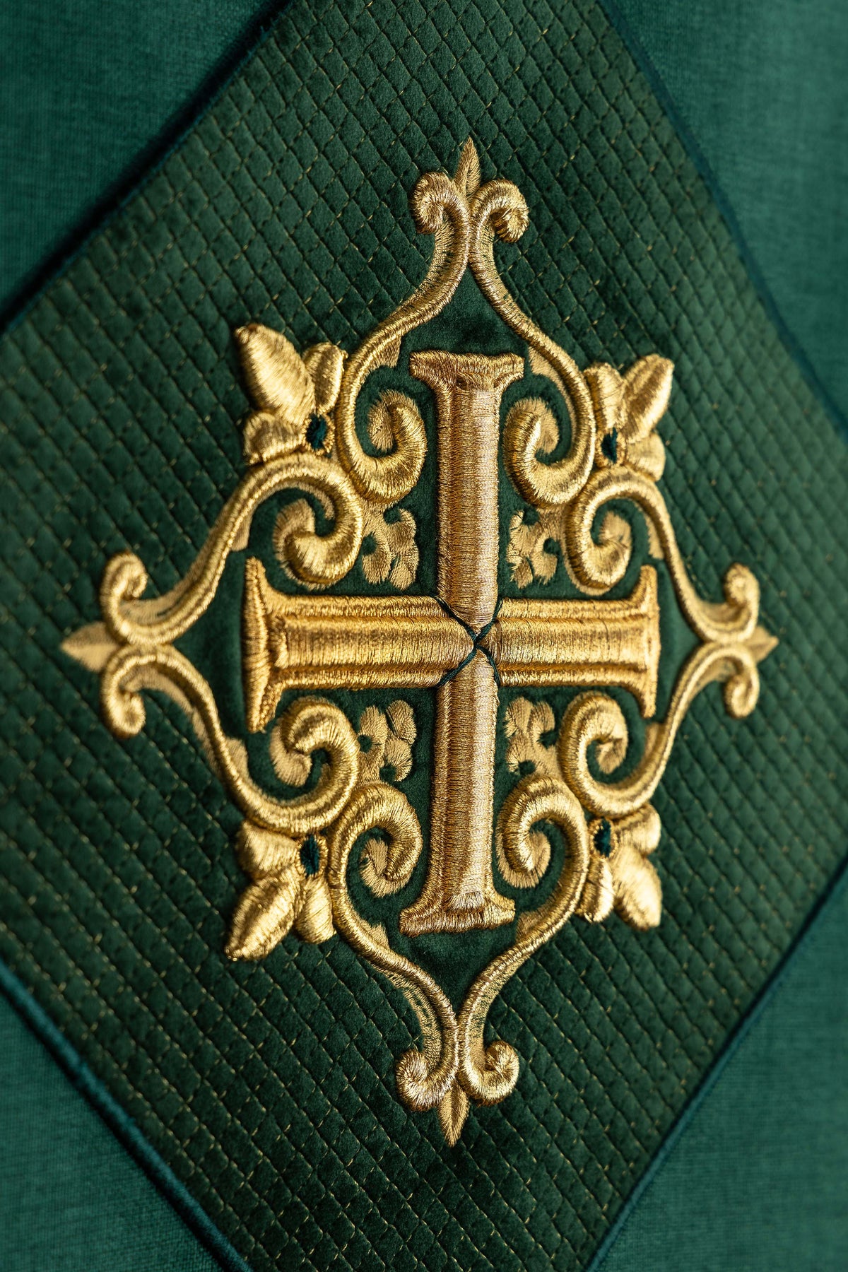 Serweta na Lektorium Zielona Aksamit - Haft Krzyż