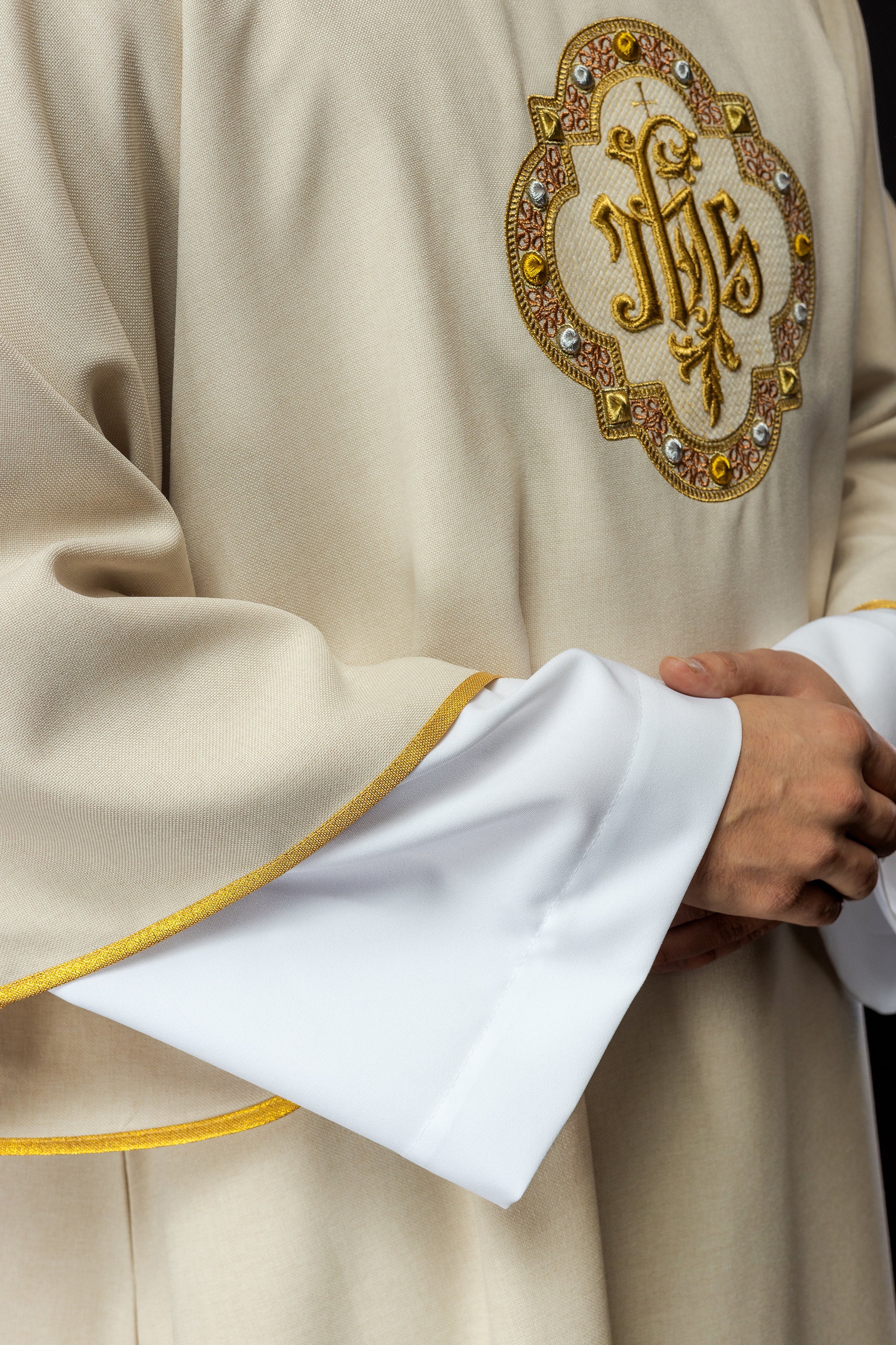 Dalmatyka liturgiczna ecru z haftem IHS i kołnierzem