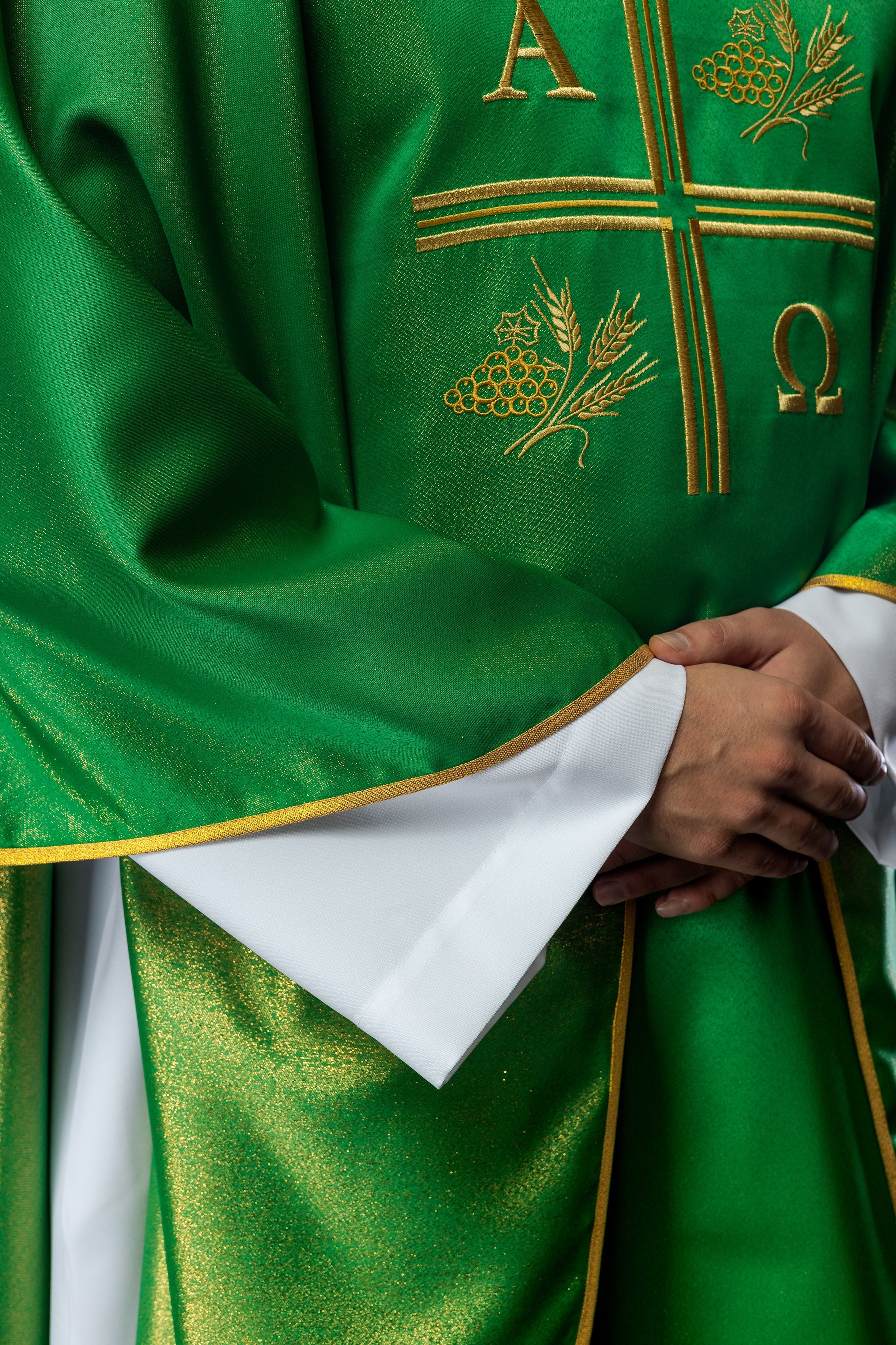 Ornat liturgiczny zielony z haftowanym krzyżem, motywami Alfa i Omega oraz kłosami