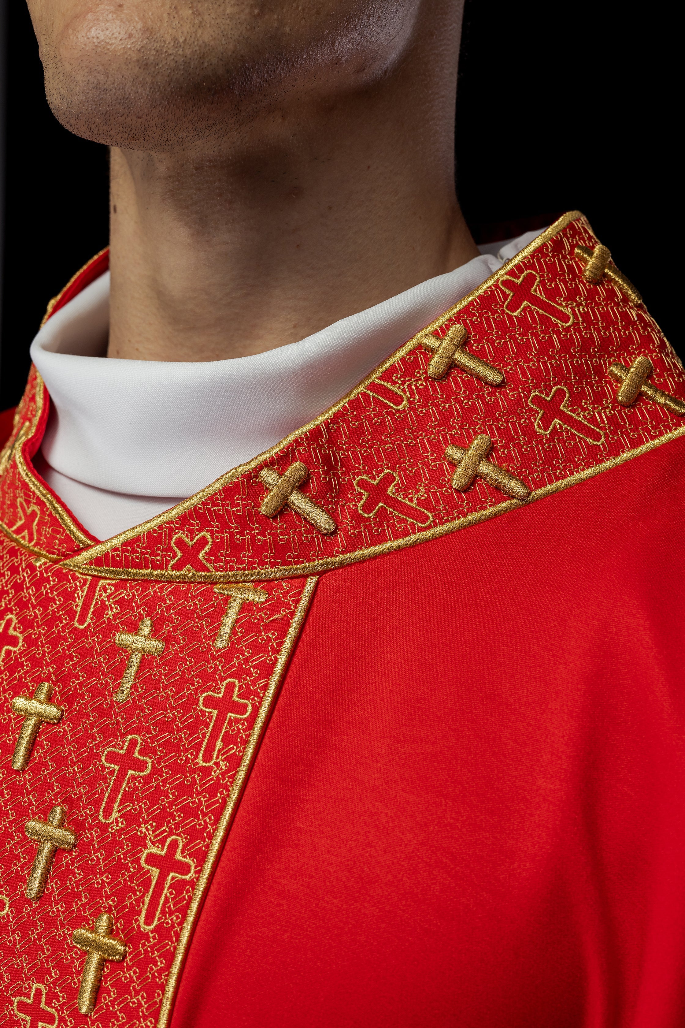 Ornat liturgiczny z czerwonym haftem krzyży na zielonej tkaninie