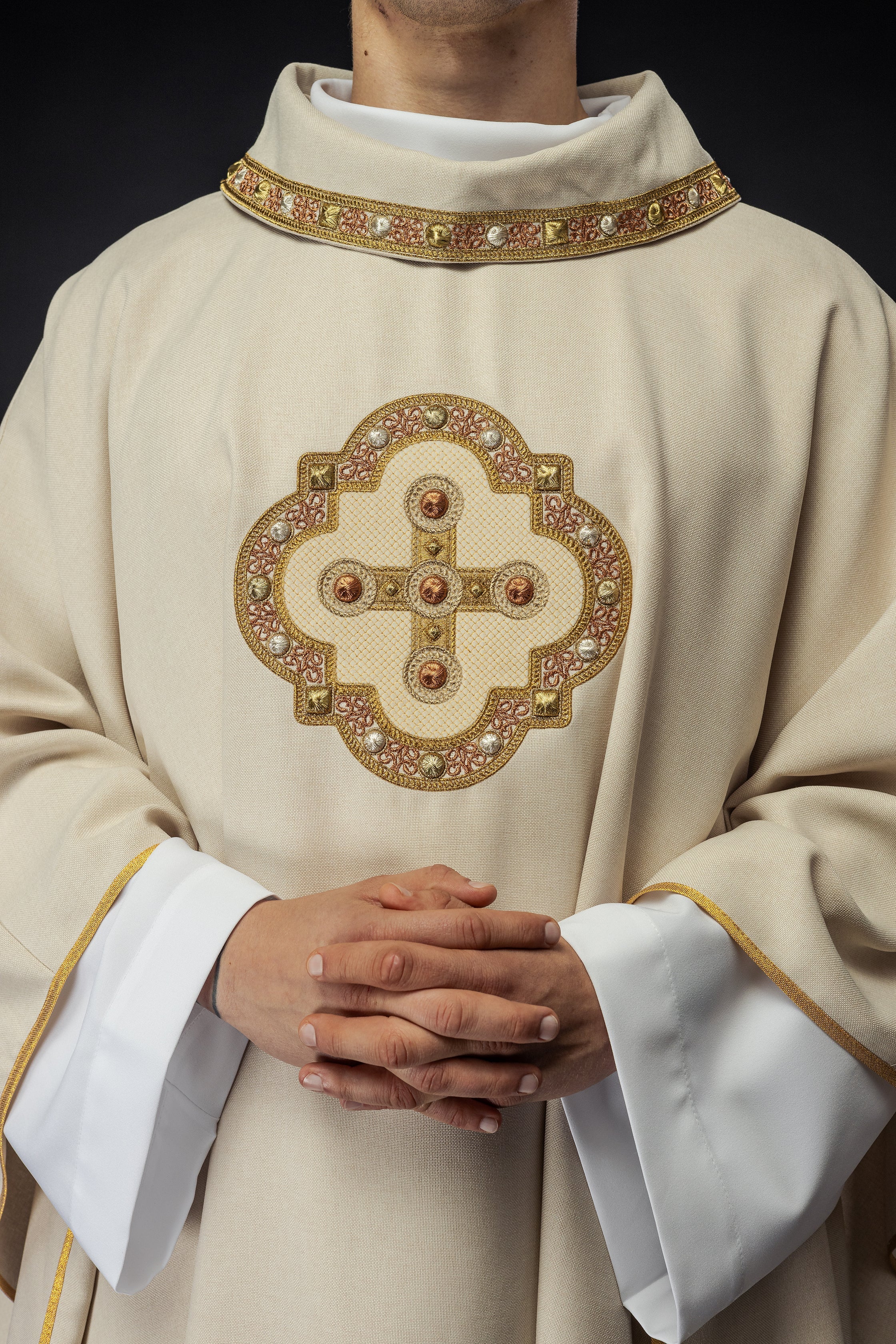 Ornat liturgiczny ecru z haftowanymi złotymi krzyżami i lamówką