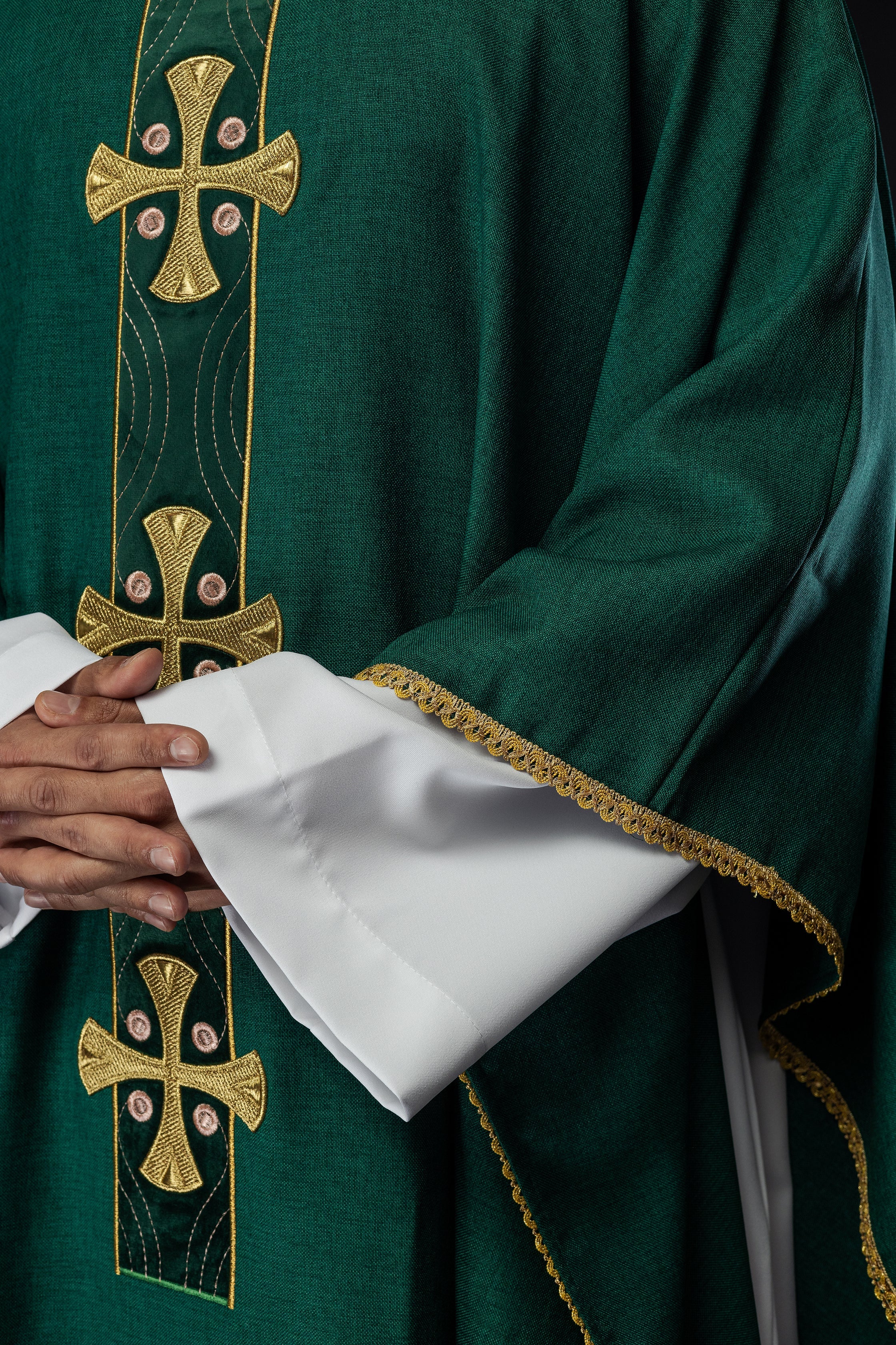 Ornat liturgiczny z haftowanymi złotymi krzyżami i zielonym kołnierzem