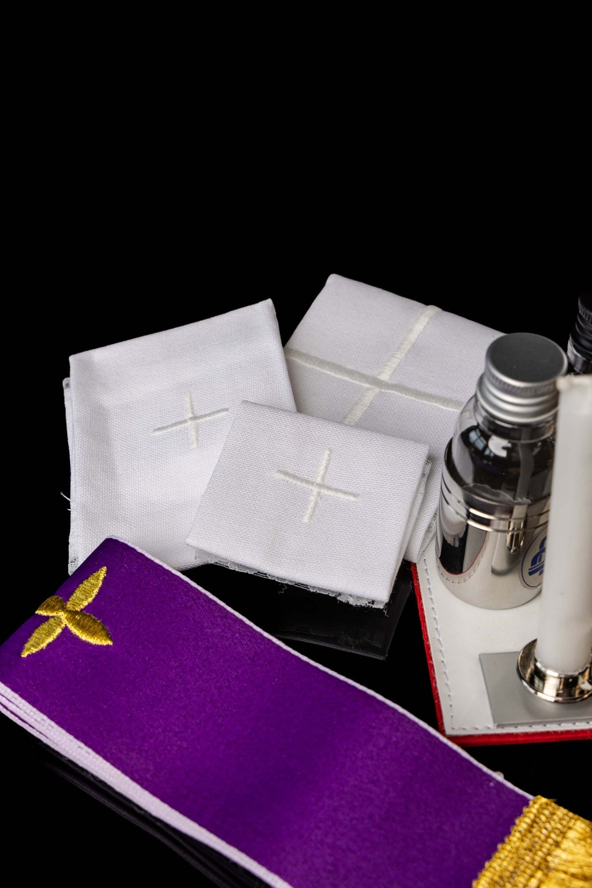 Walizka na misje z wyposażeniem liturgicznym na ramię