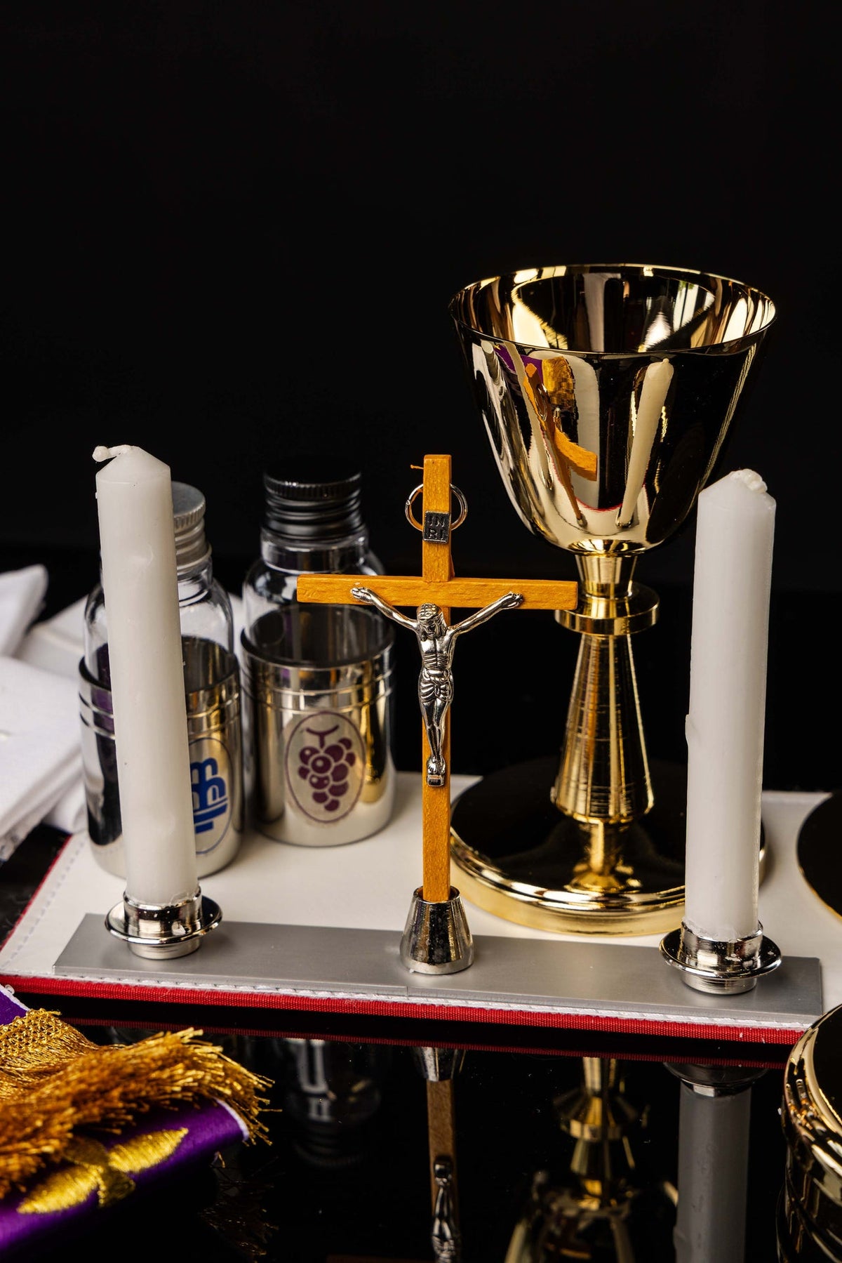Walizka na misje z wyposażeniem liturgicznym na ramię
