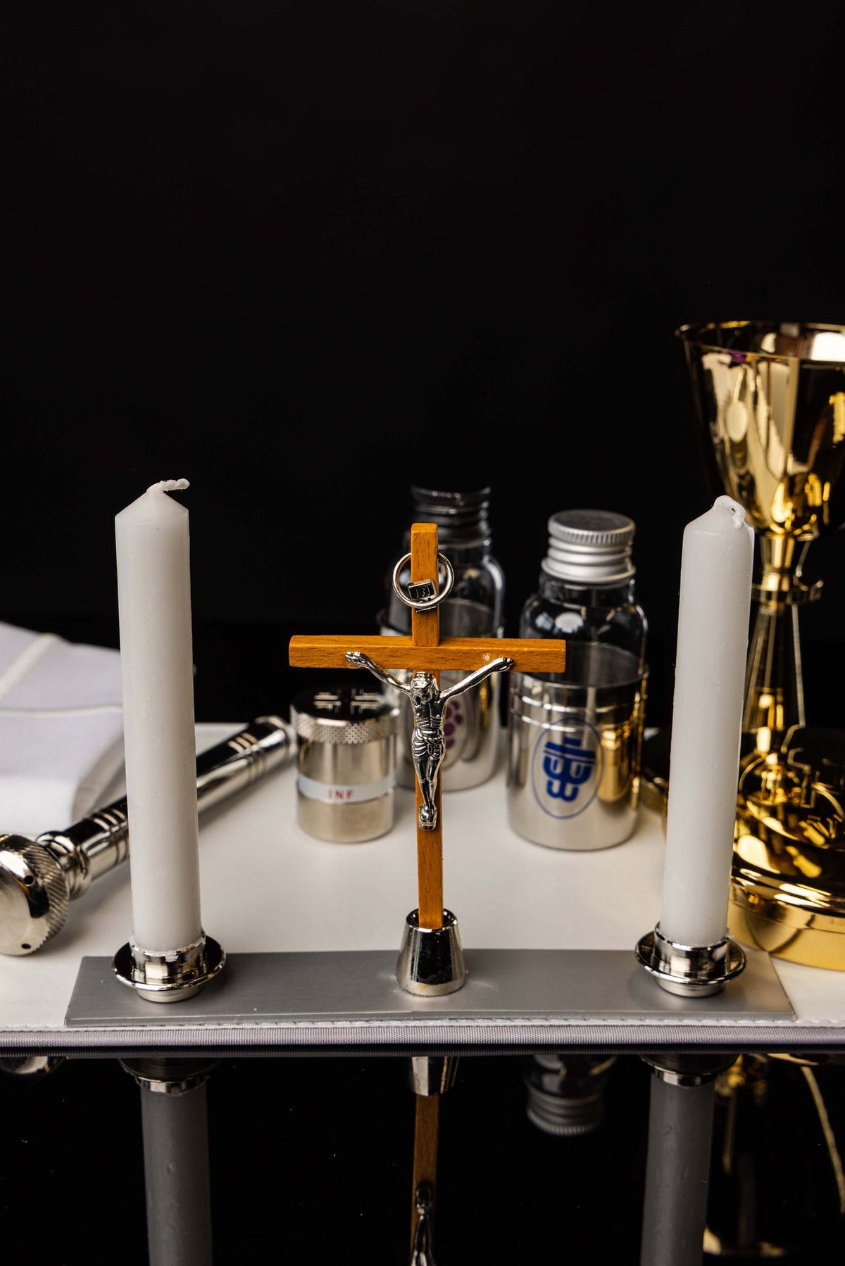 Walizka z wyposażeniem liturgicznym