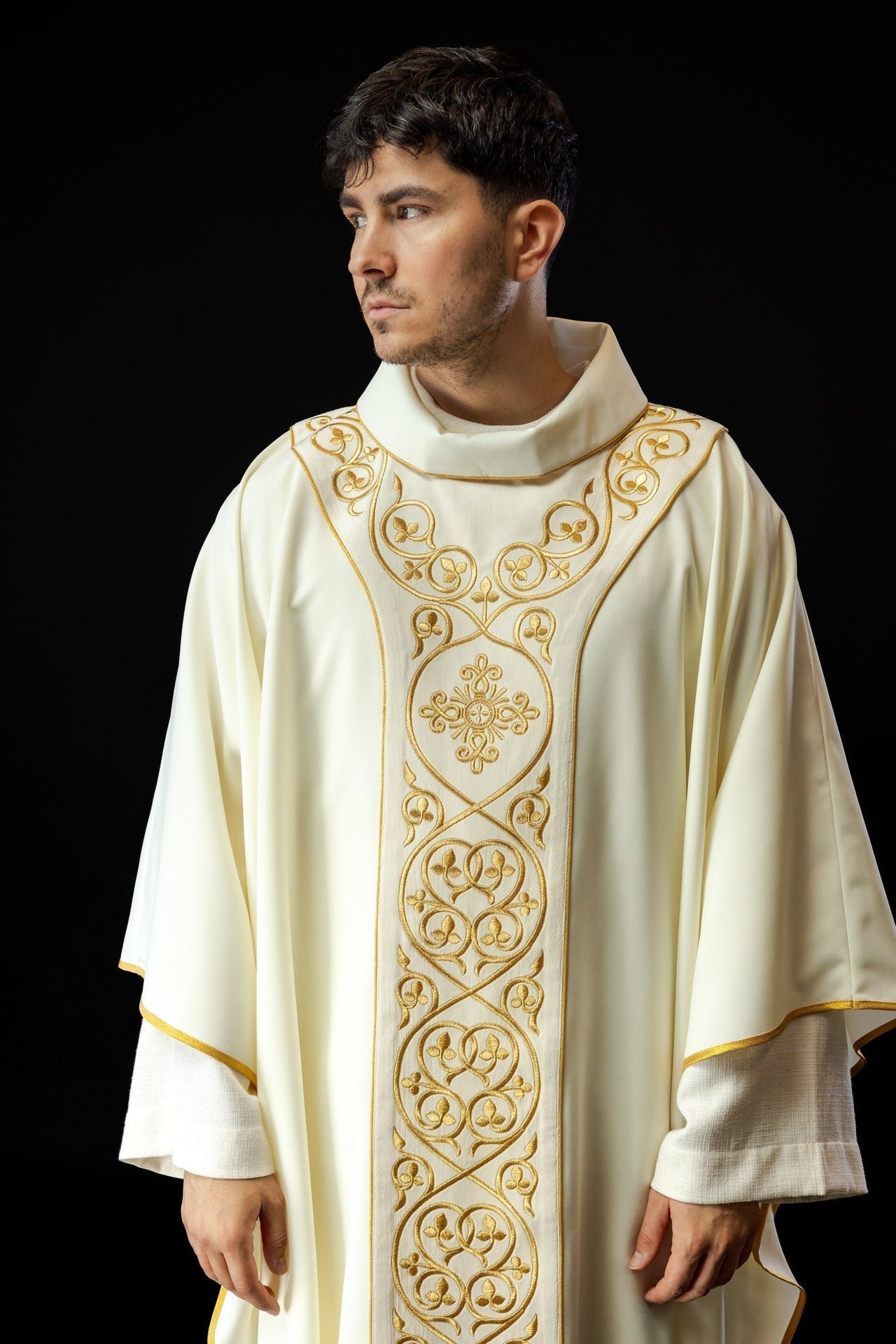 Aksamitny Ornat Liturgiczny z Haftowanym Pasem i Stułą - SZATYLITURGICZNE.PL