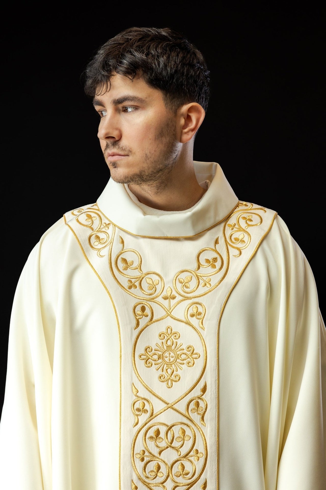 Aksamitny Ornat Liturgiczny z Haftowanym Pasem i Stułą - SZATYLITURGICZNE.PL