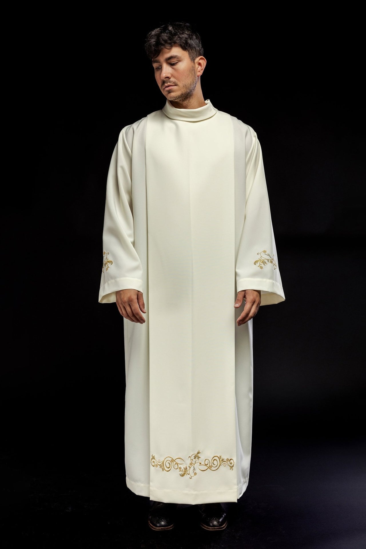 Alba kapłańska gładka z golfem Ecru ozdobny haft - SZATYLITURGICZNE.PL