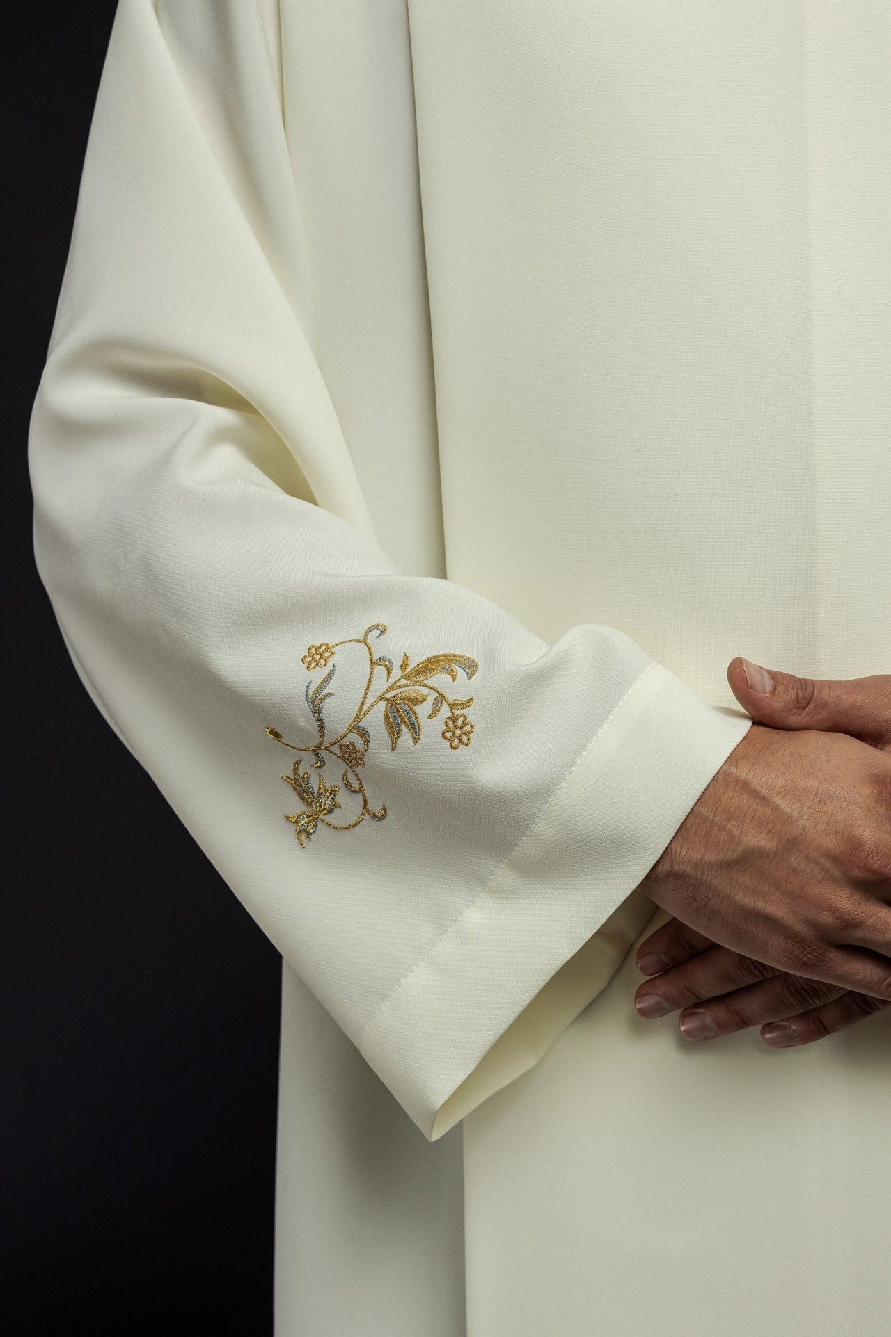 Alba kapłańska gładka z golfem Ecru ozdobny haft - SZATYLITURGICZNE.PL