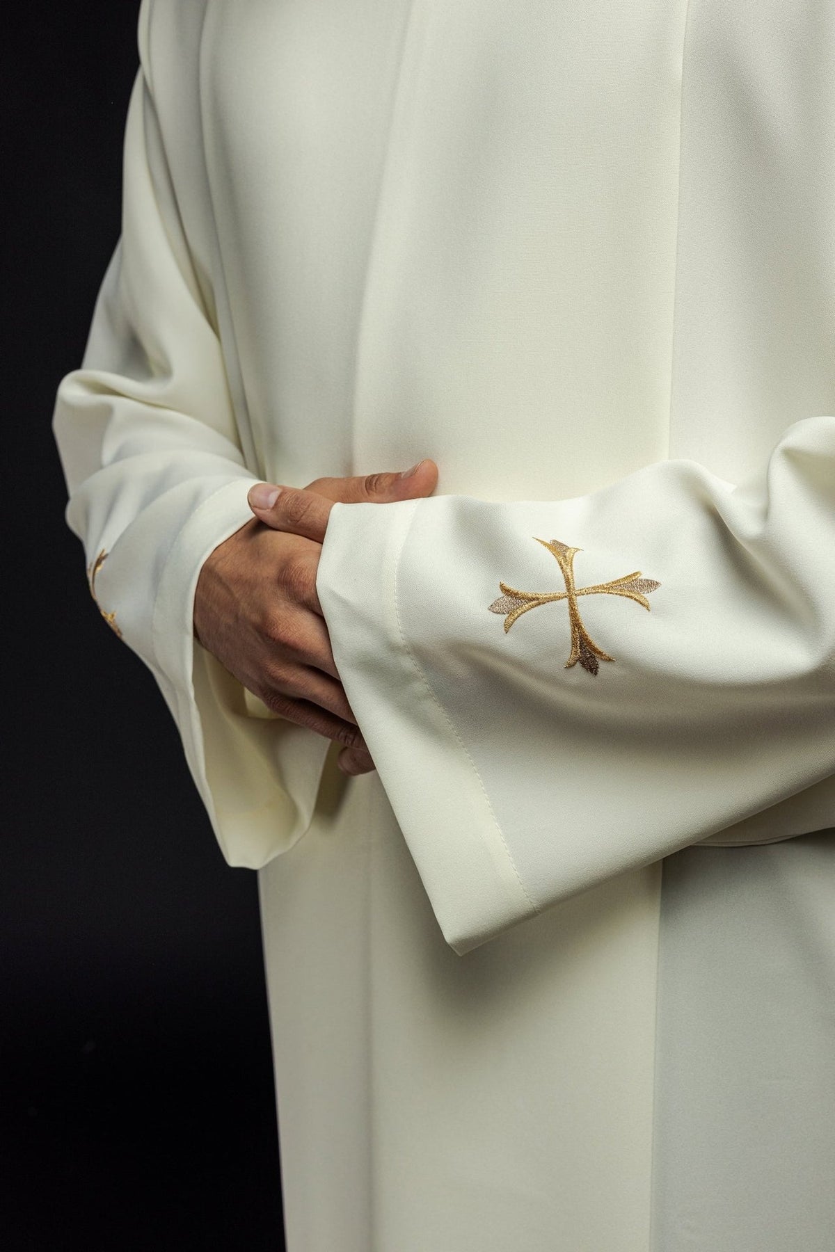 Alba kapłańska gładka z golfem i haftem krzyży ecru - SZATYLITURGICZNE.PL